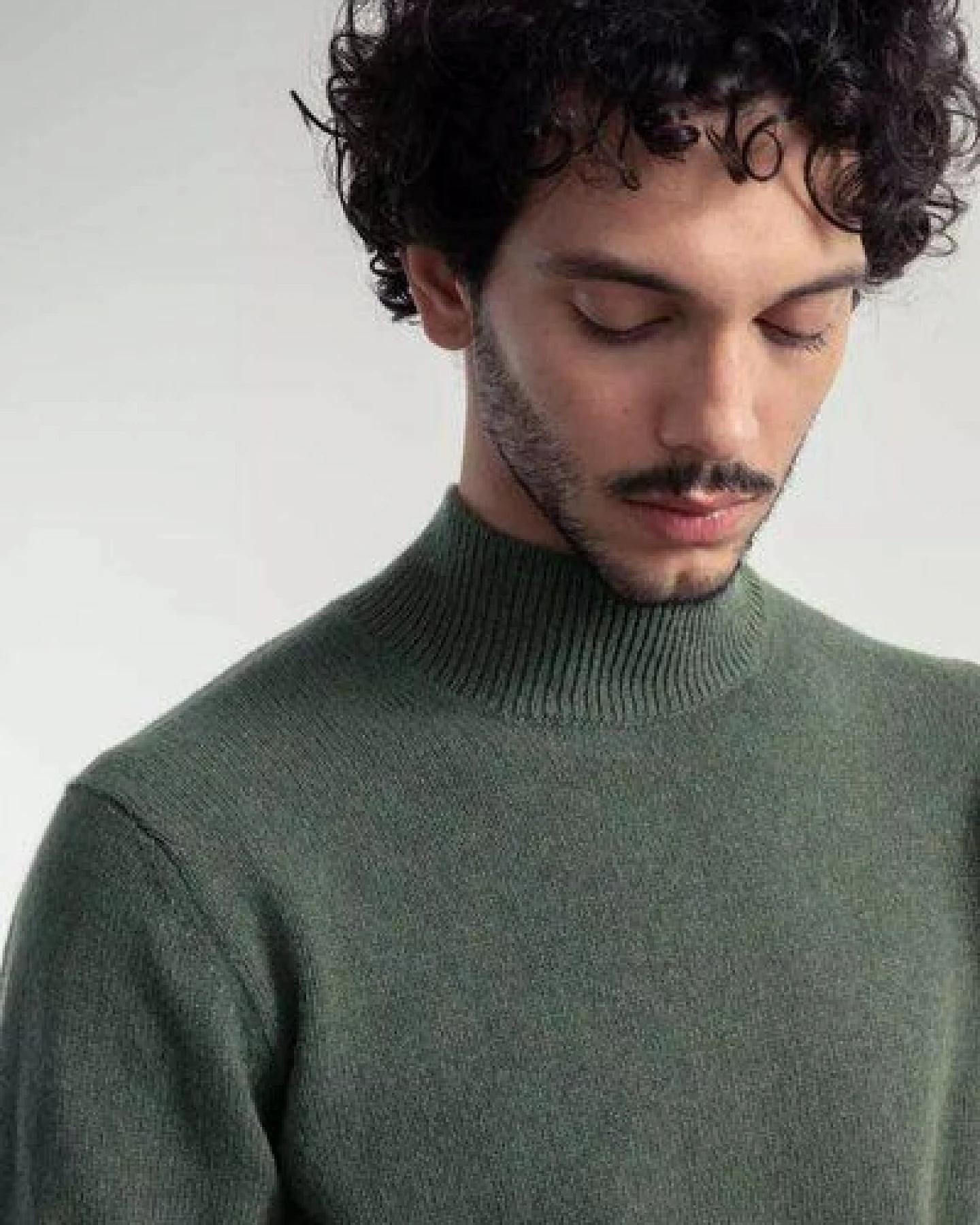 Rifò - Circular Fashion Made in Italy Stehkragenpullover aus recycteltem Kaschmir Modell: Clemente – Ansicht 2