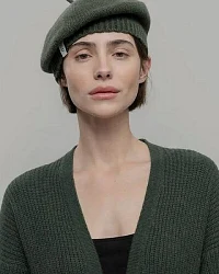 Produktseite: Rifò - Circular Fashion Made in Italy Woll Baskenmütze aus recycteltem Kaschmir Modell: Nicole