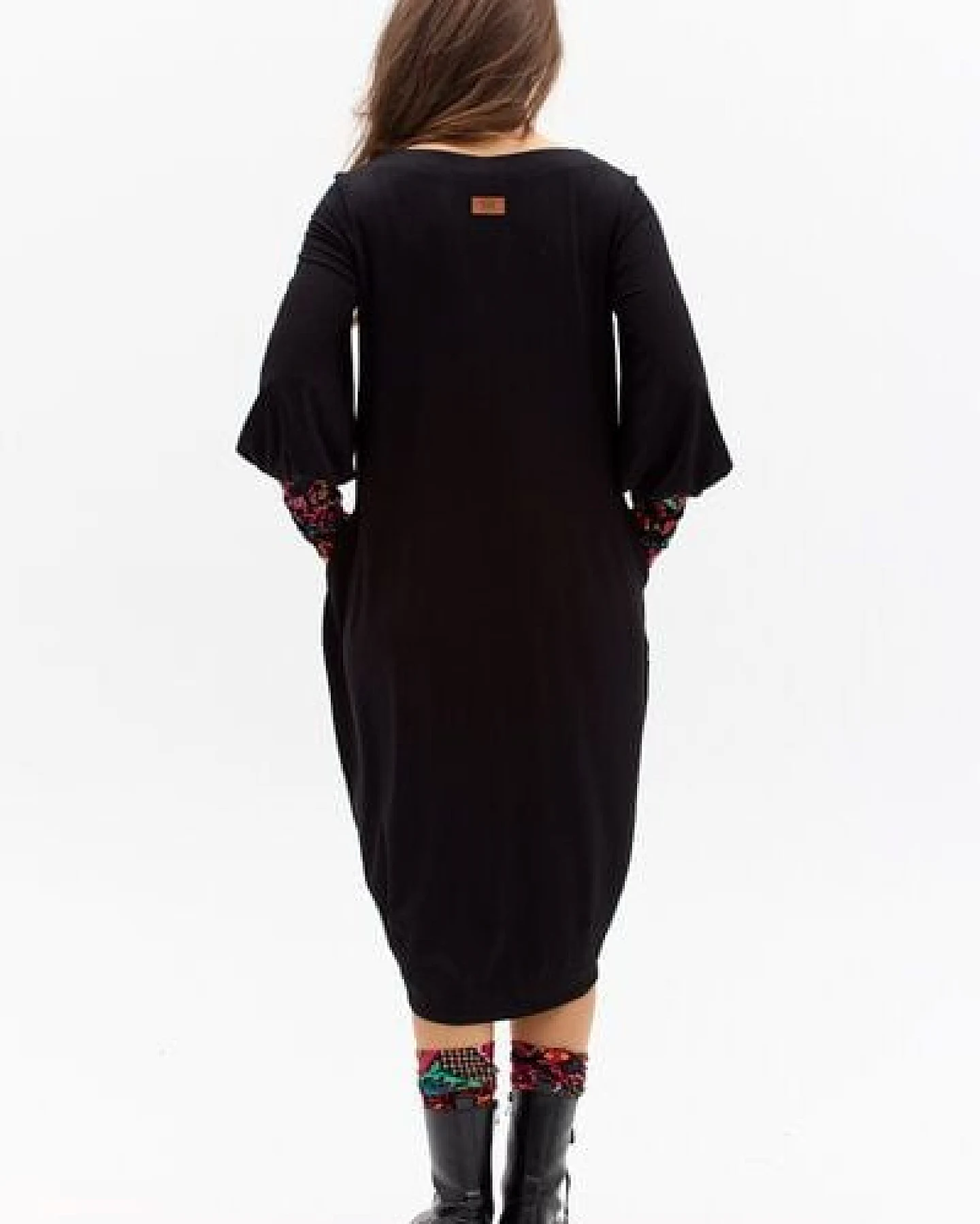 Kleid Morelia – Ballonkleid – Länge bis zum Knie/über das Knie – Aufgebauschte Ärmel – Carré-Ausschnitt – Farbenfroher einzigartiger Print von KOKOworld – Fair produziert in Polen – Ansicht 3
