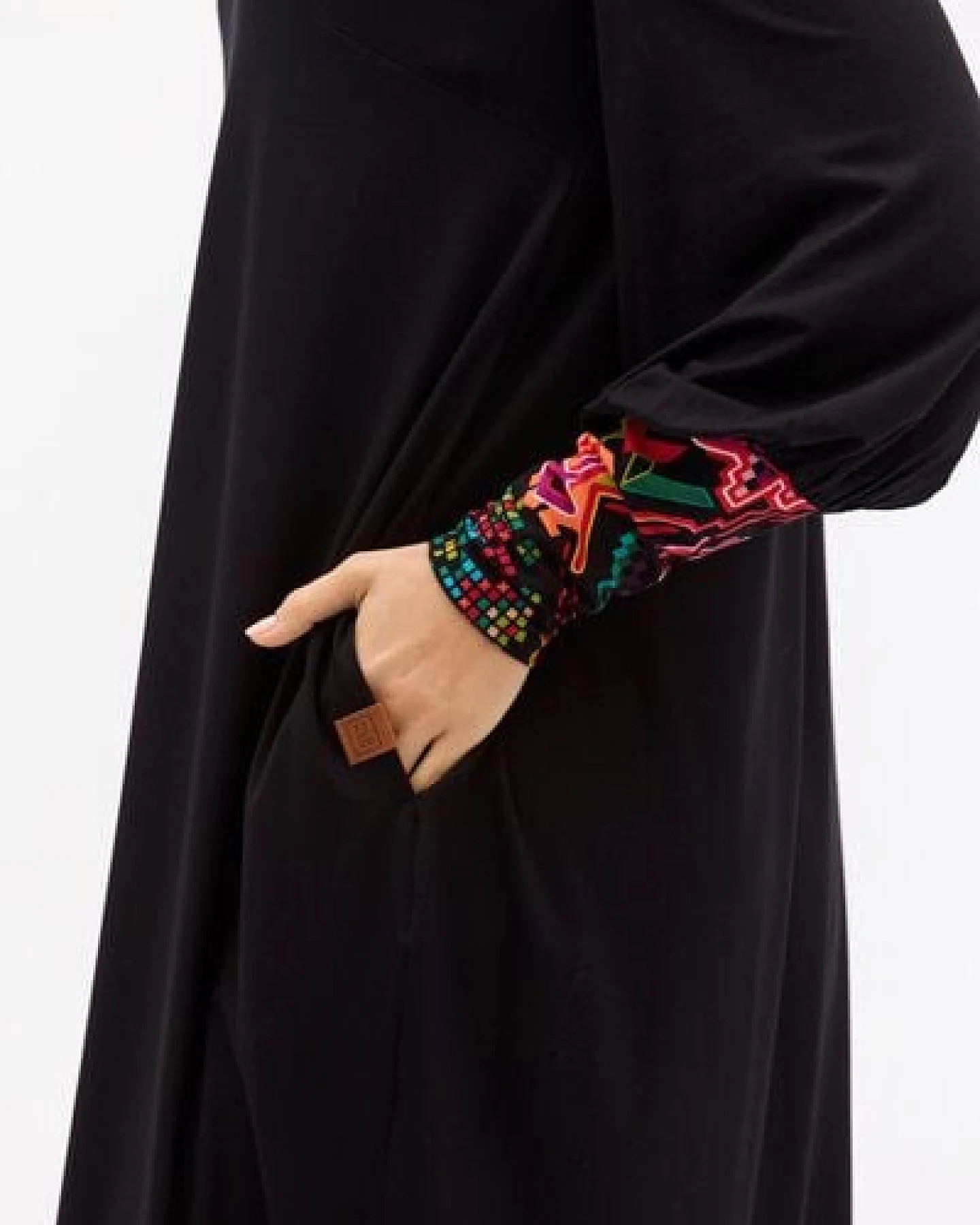 Kleid Morelia – Ballonkleid – Länge bis zum Knie/über das Knie – Aufgebauschte Ärmel – Carré-Ausschnitt – Farbenfroher einzigartiger Print von KOKOworld – Fair produziert in Polen – Ansicht 4