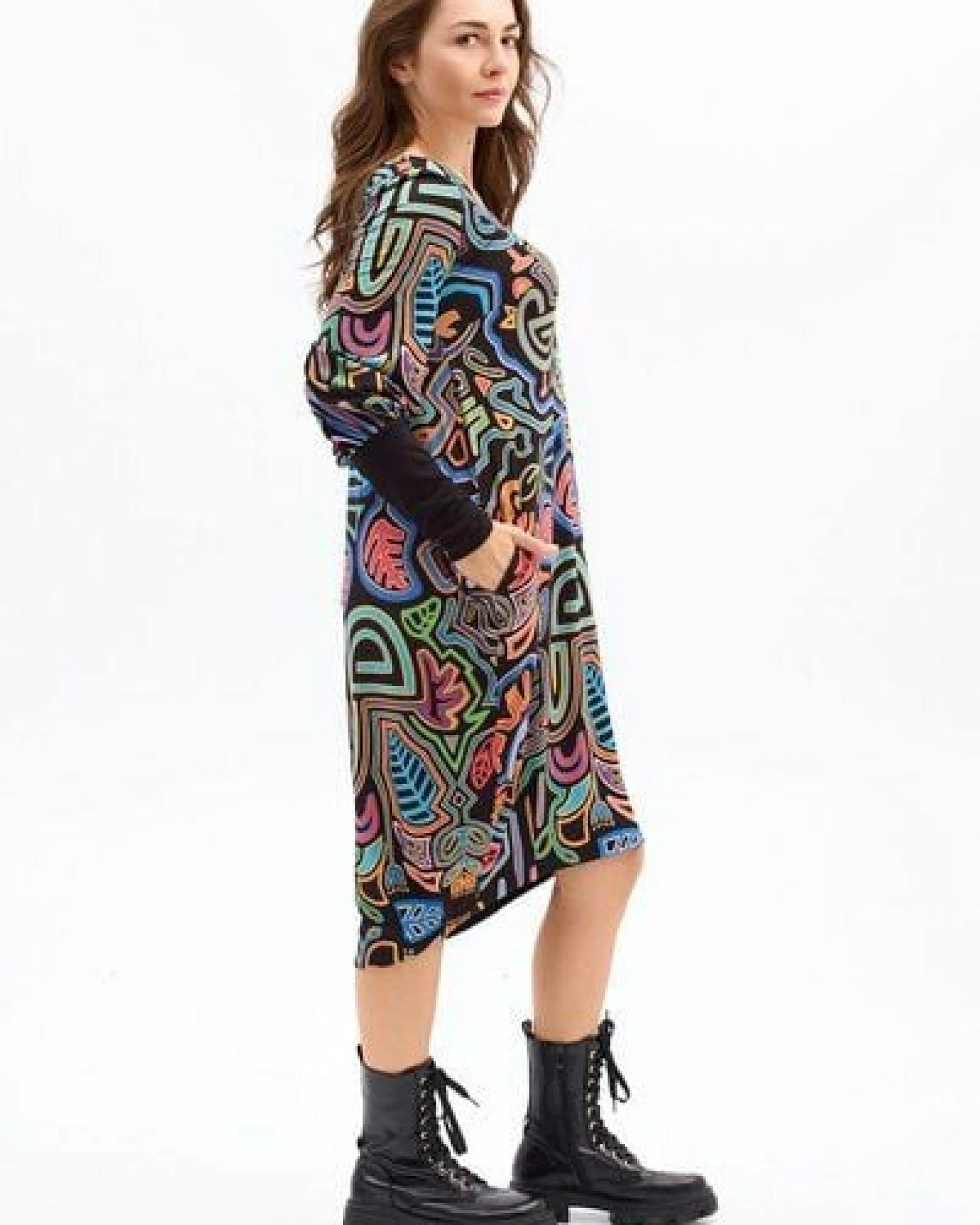 Kleid Morelia – Ballonkleid – Länge bis zum Knie/über das Knie – Aufgebauschte Ärmel – Carré-Ausschnitt – Farbenfroher einzigartiger Print von KOKOworld – Fair produziert in Polen – Ansicht 4