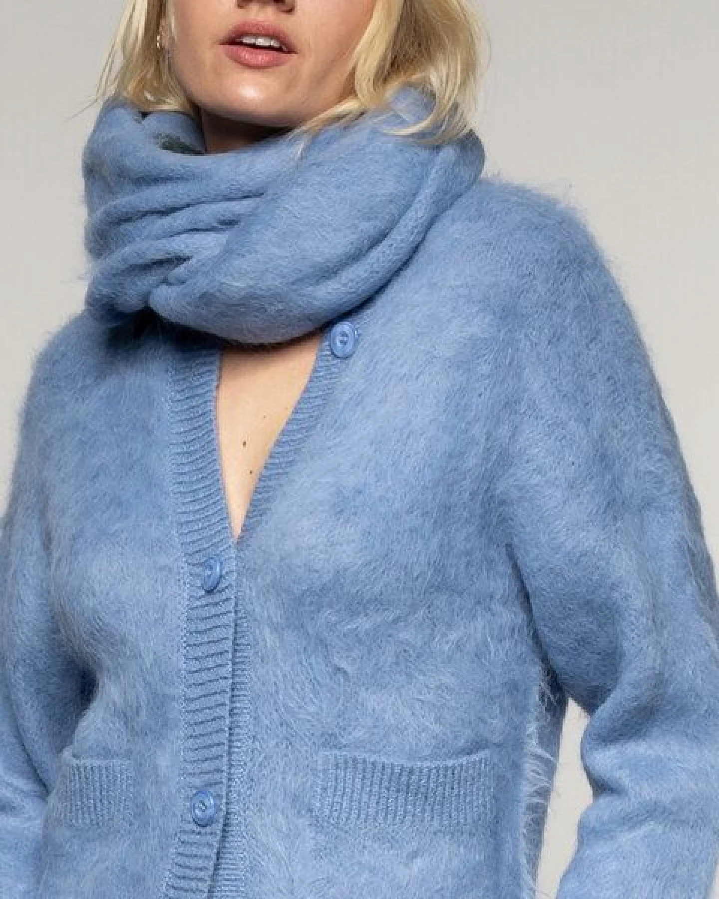 Alma & Lovis Kuschelige Wohlfühljacke aus gebrushtem Alpakastrick – Ansicht 3