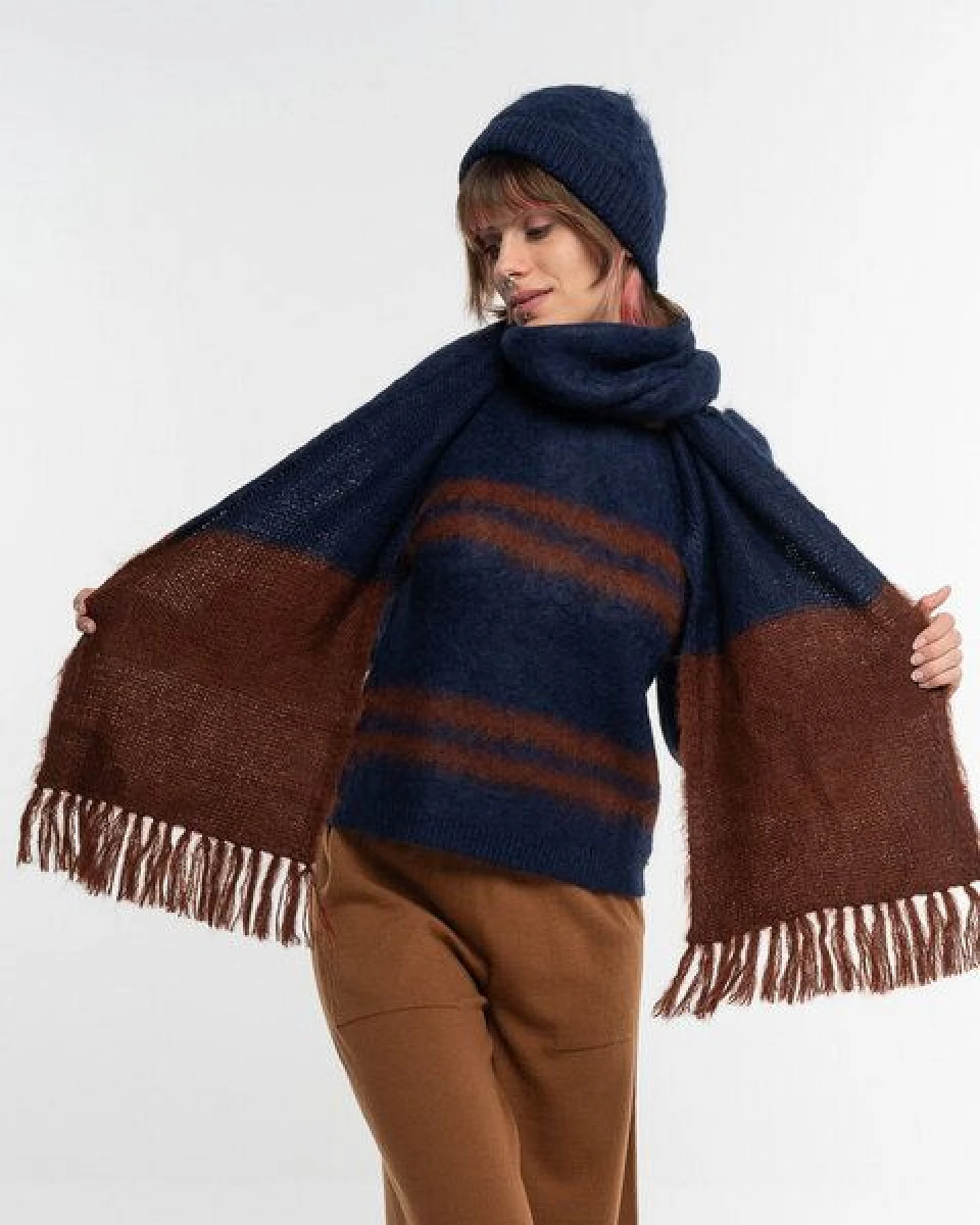 Alma & Lovis Flauschiger Strickschal aus gebrushter Alpakawolle – Ansicht 2