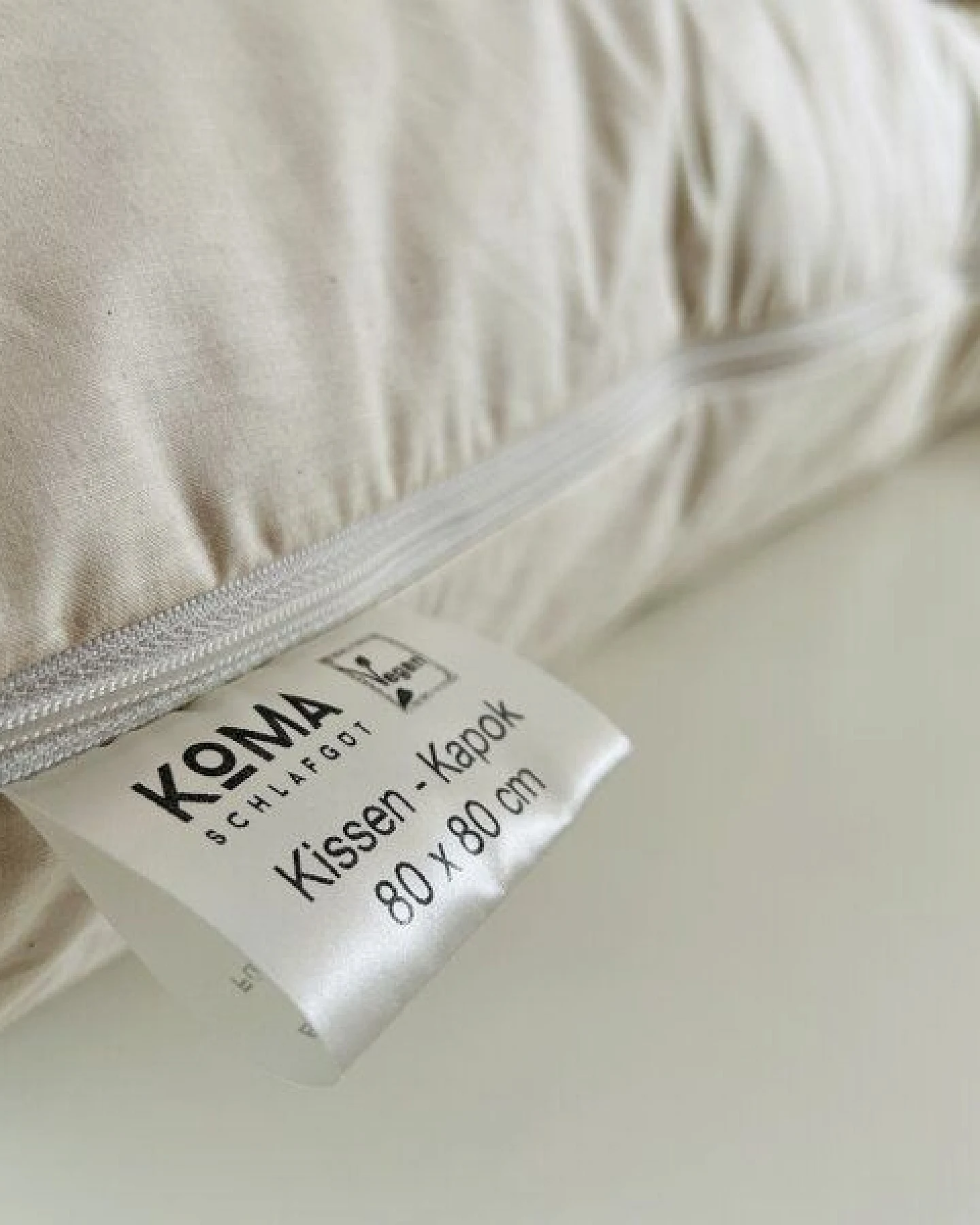 KOMA Schlafgut Kapok Bio Kopfkissen Classic 80x80 – Ansicht 2