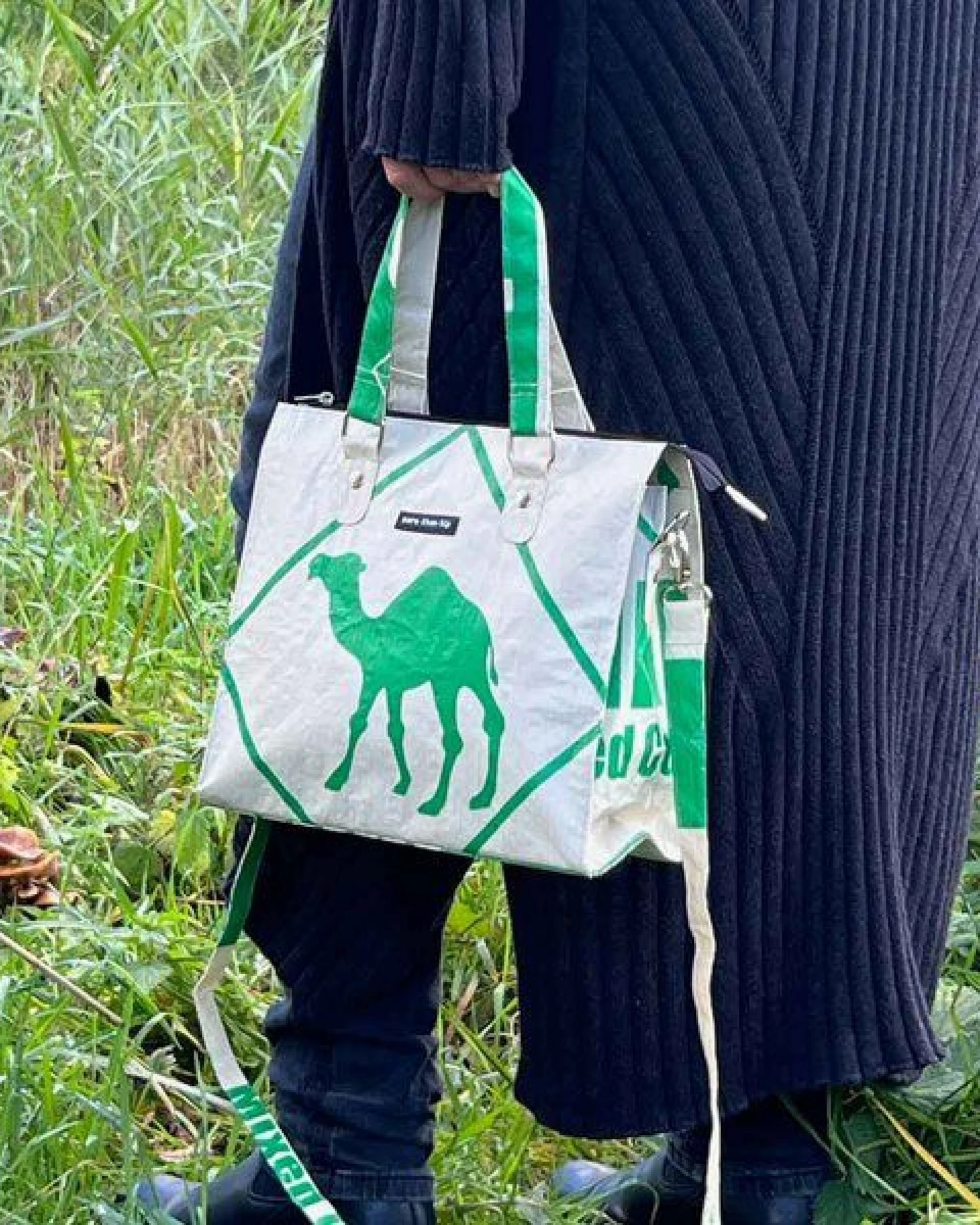 MoreThanHip Stilvolle Damen Schultertasche aus recycelten Zement- oder Fischfuttersäcken - Dara – Ansicht 2