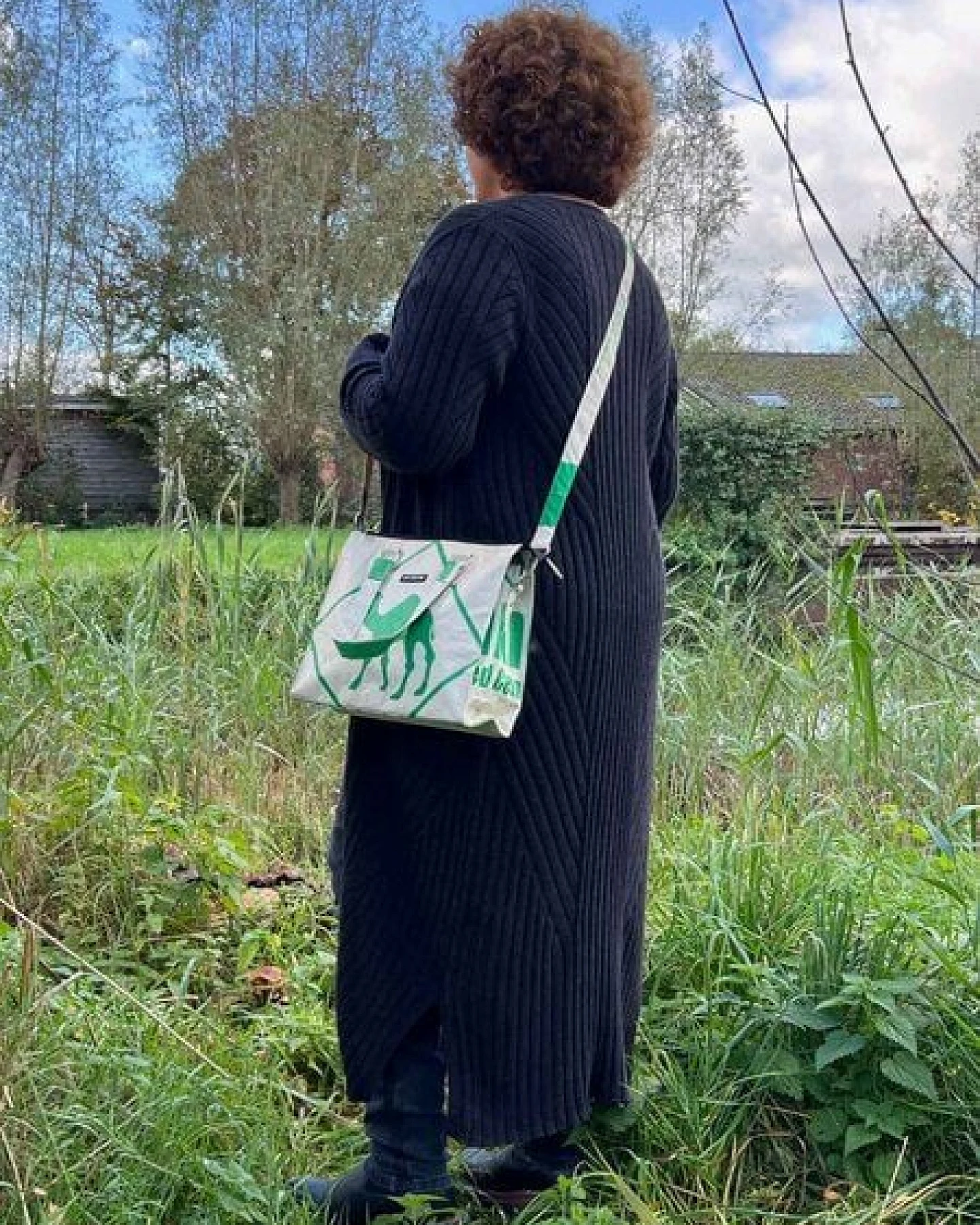 MoreThanHip Stilvolle Damen Schultertasche aus recycelten Zement- oder Fischfuttersäcken - Dara – Ansicht 3