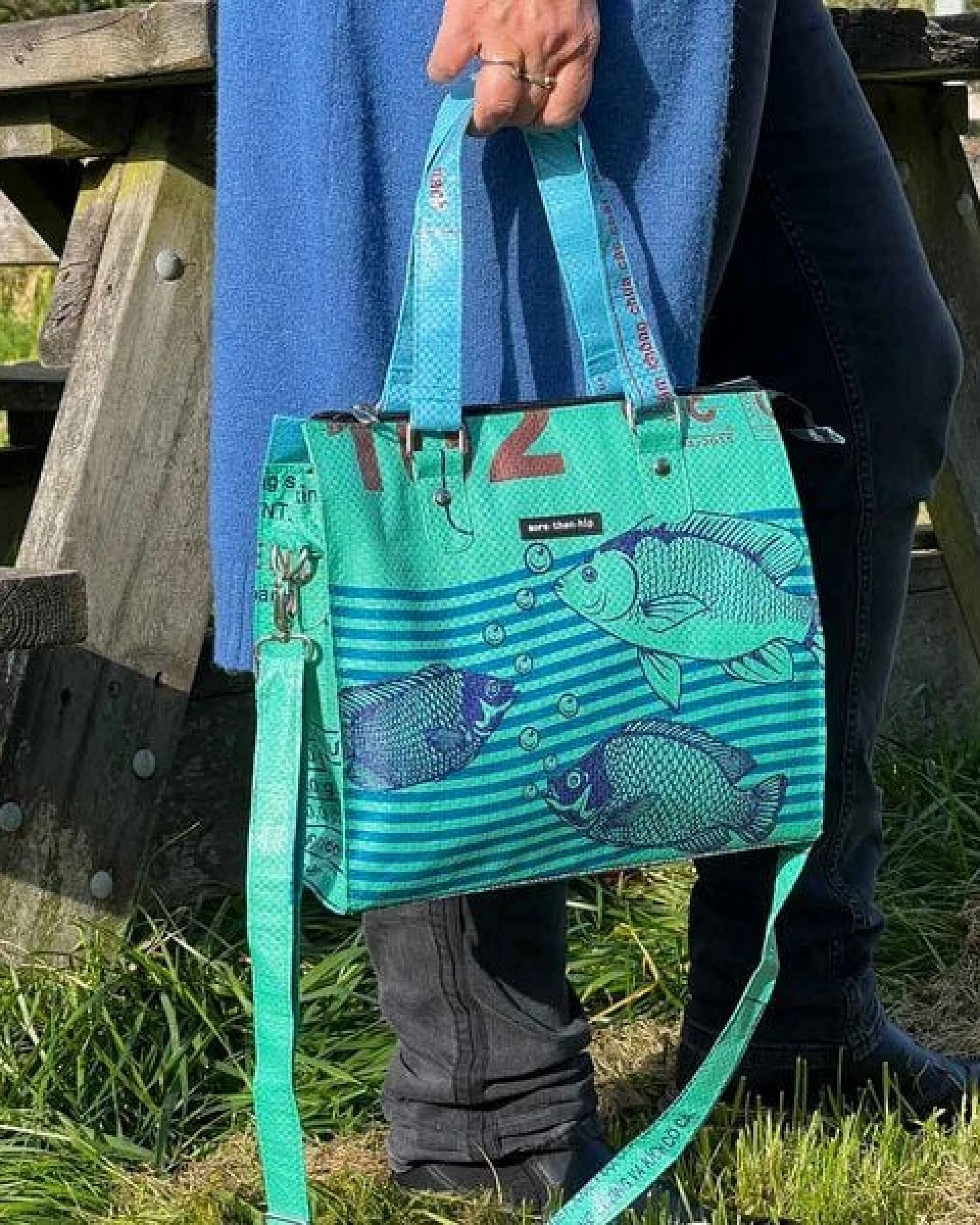 MoreThanHip Stilvolle Damen Schultertasche aus recycelten Zement- oder Fischfuttersäcken - Dara – Ansicht 3