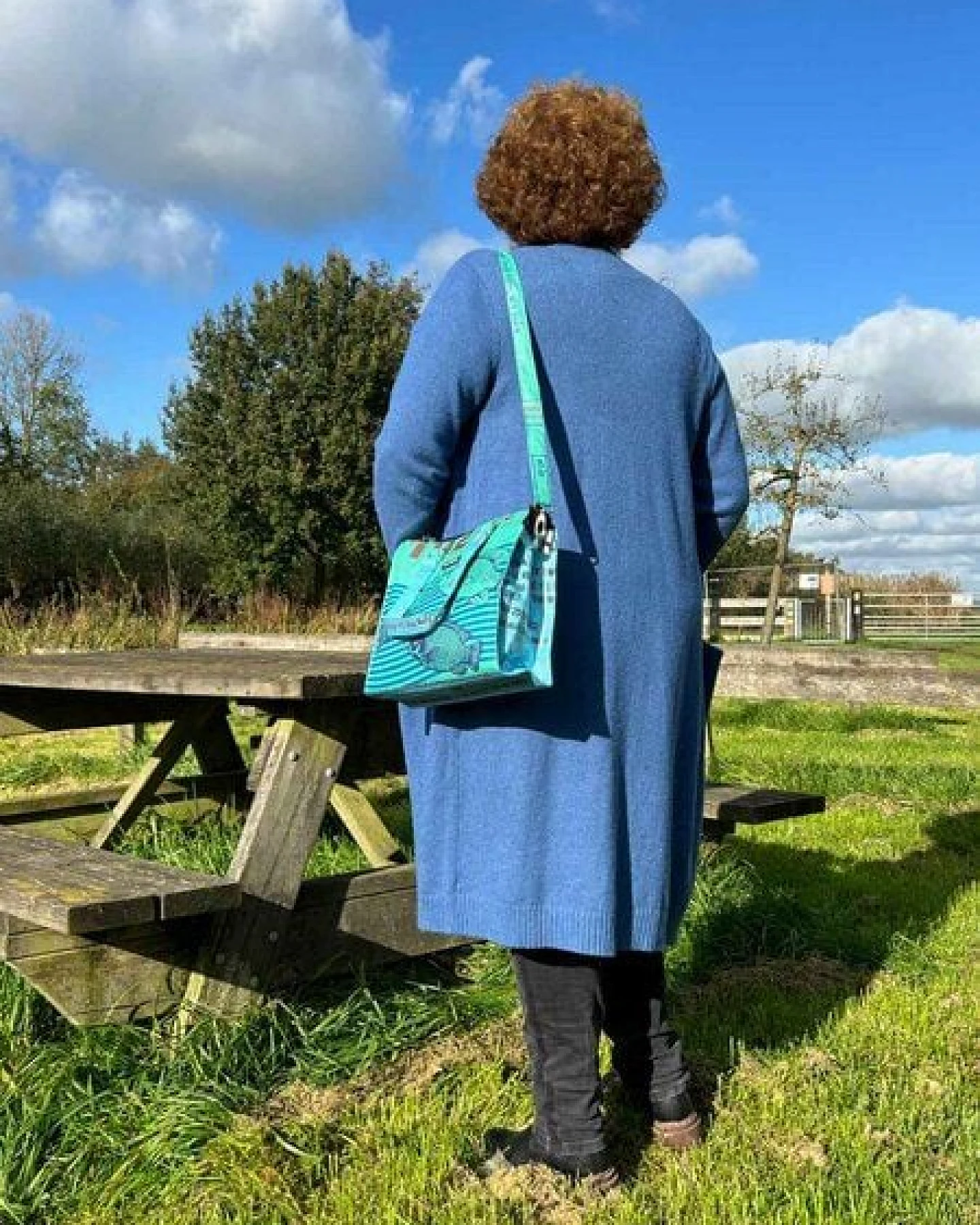MoreThanHip Stilvolle Damen Schultertasche aus recycelten Zement- oder Fischfuttersäcken - Dara – Ansicht 4