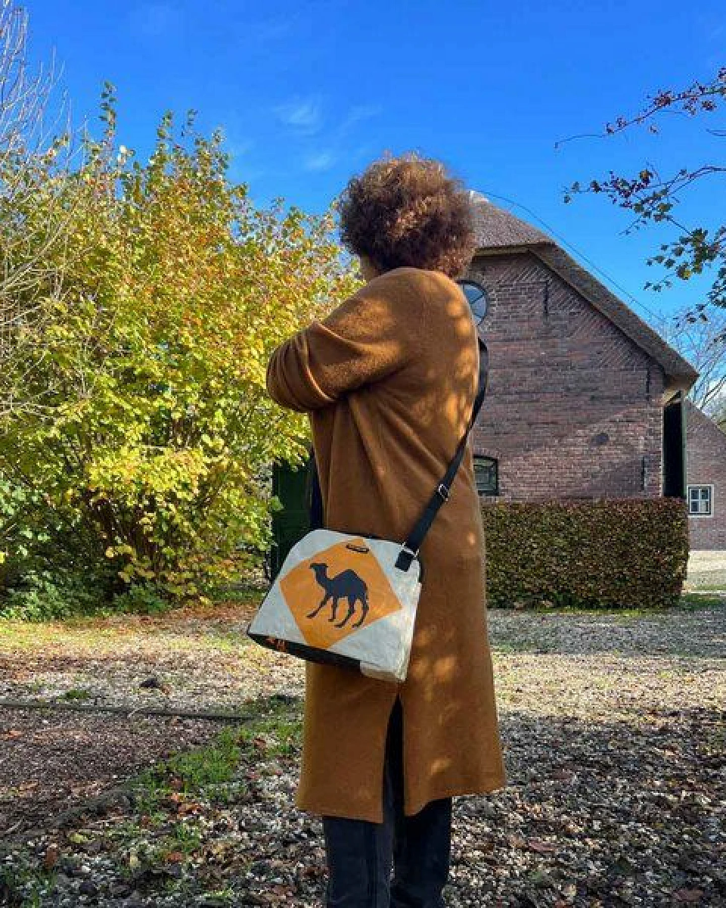 MoreThanHip Schultertasche aus Zement- oder Tierfuttersäcken - Stylische Damentasche mit Charakter - Amara – Ansicht 2