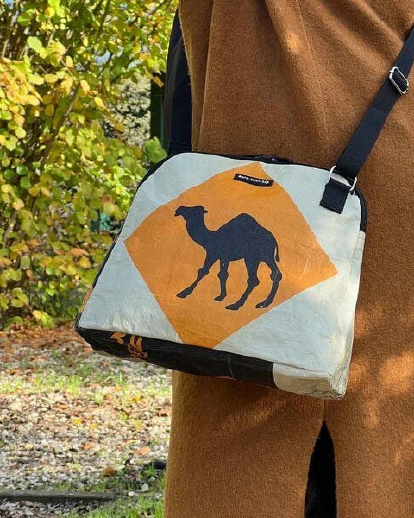 MoreThanHip Schultertasche aus Zement- oder Tierfuttersäcken - Stylische Damentasche mit Charakter - Amara – Ansicht 3