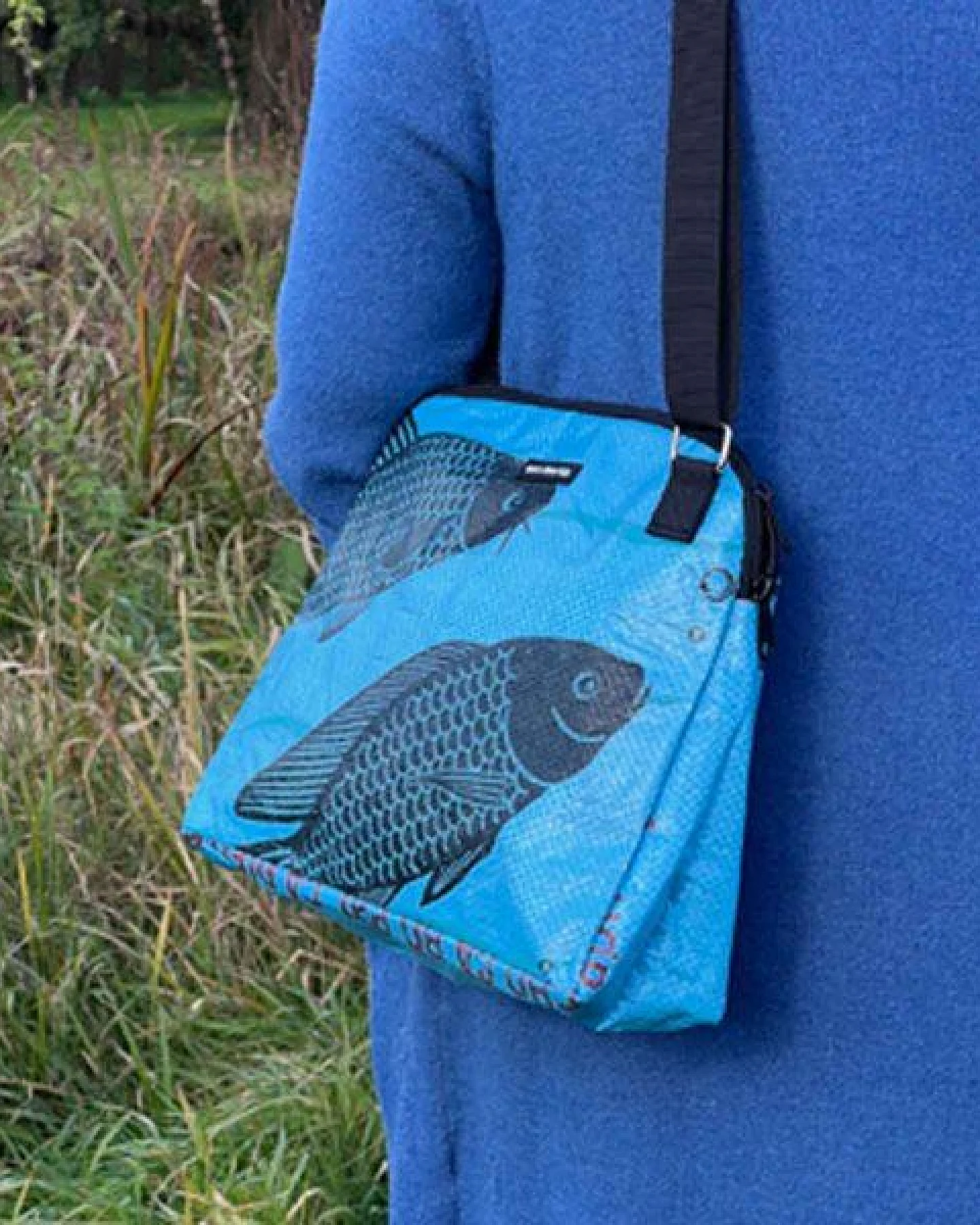 MoreThanHip Schultertasche aus Zement- oder Tierfuttersäcken - Stylische Damentasche mit Charakter - Amara – Ansicht 2