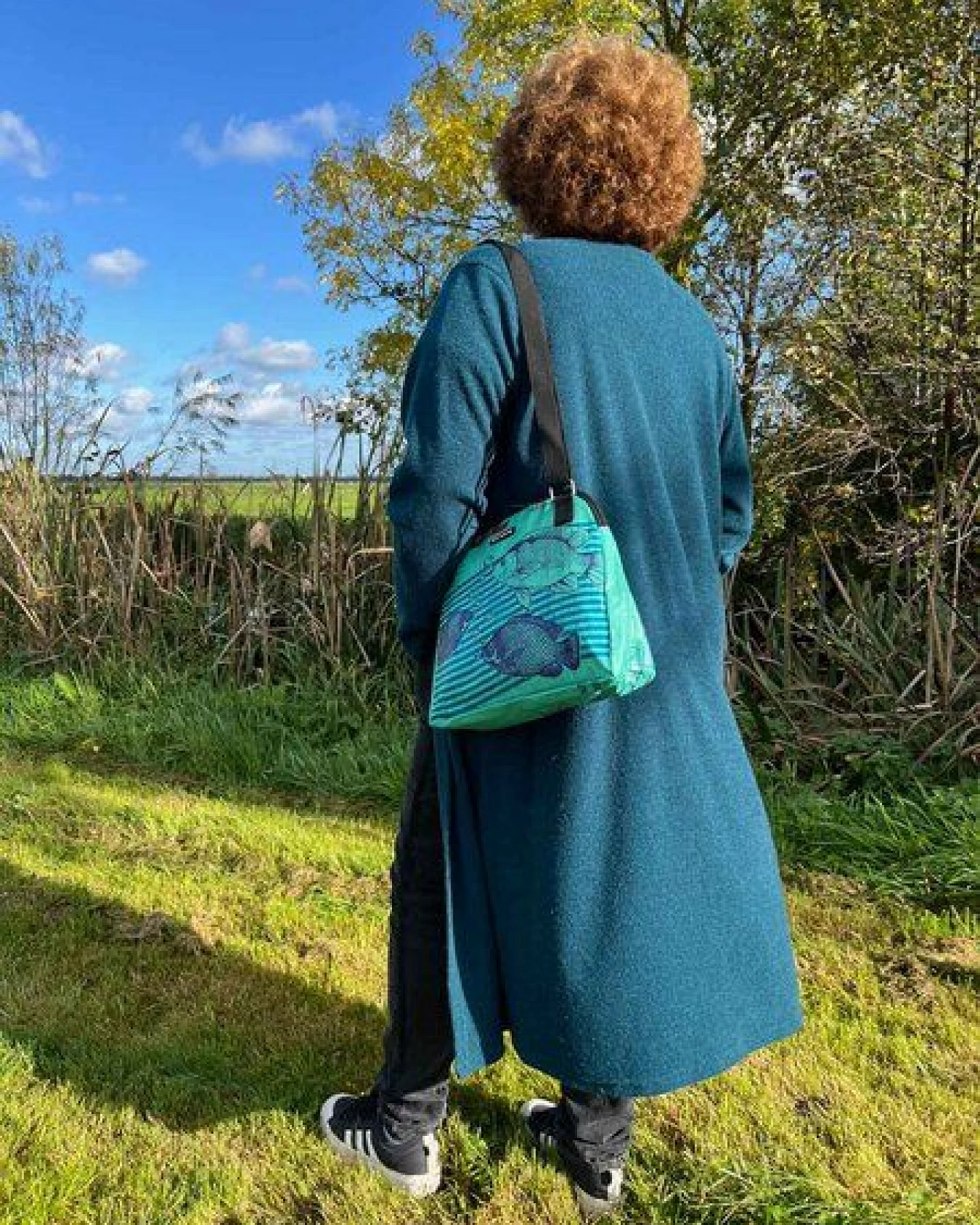 MoreThanHip Schultertasche aus Zement- oder Tierfuttersäcken - Stylische Damentasche mit Charakter - Amara – Ansicht 2