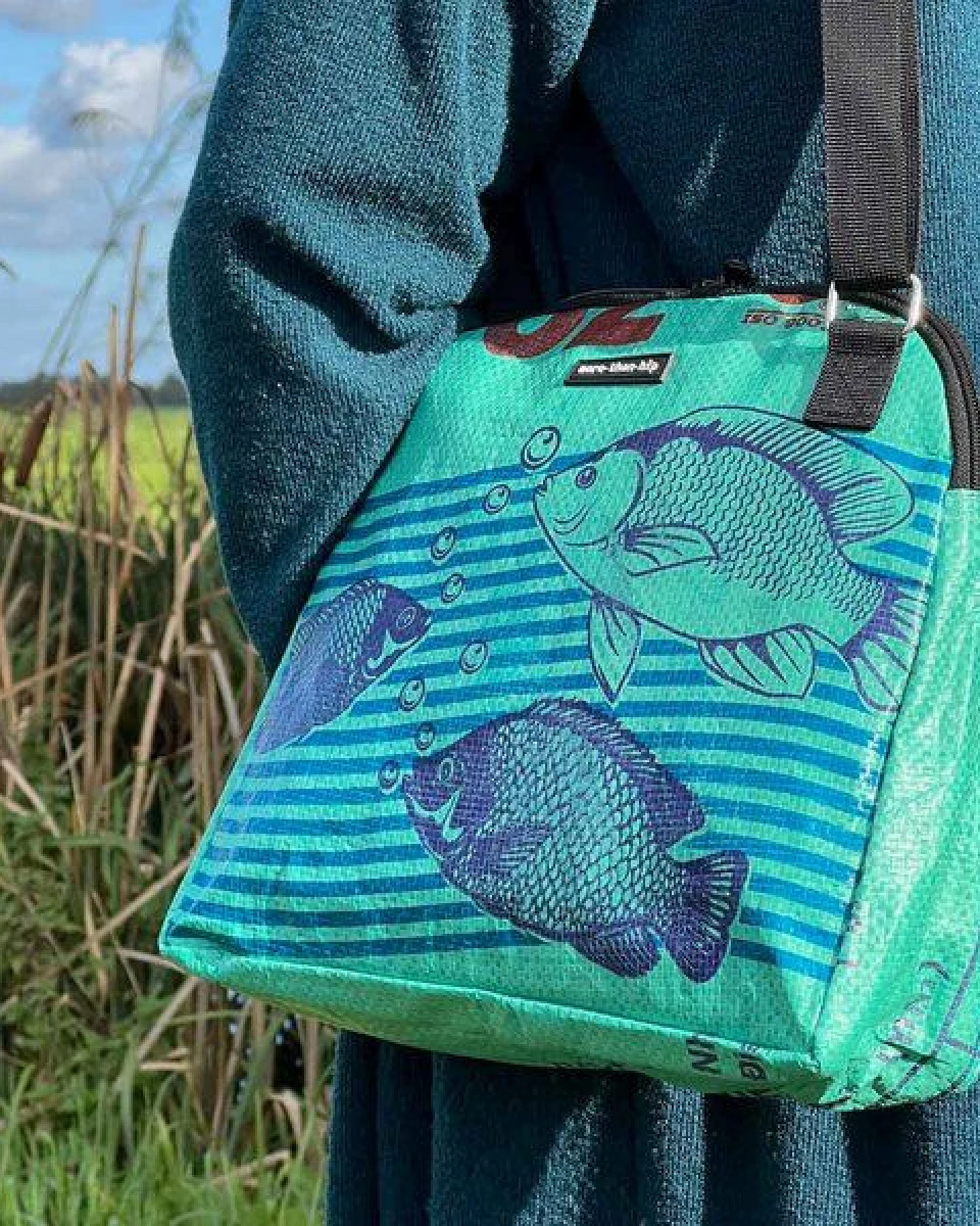 MoreThanHip Schultertasche aus Zement- oder Tierfuttersäcken - Stylische Damentasche mit Charakter - Amara – Ansicht 3