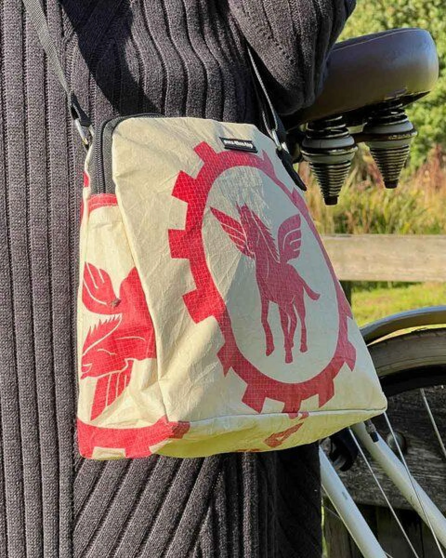 MoreThanHip Schultertasche aus Zement- oder Tierfuttersäcken - Stylische Damentasche mit Charakter - Amara – Ansicht 3