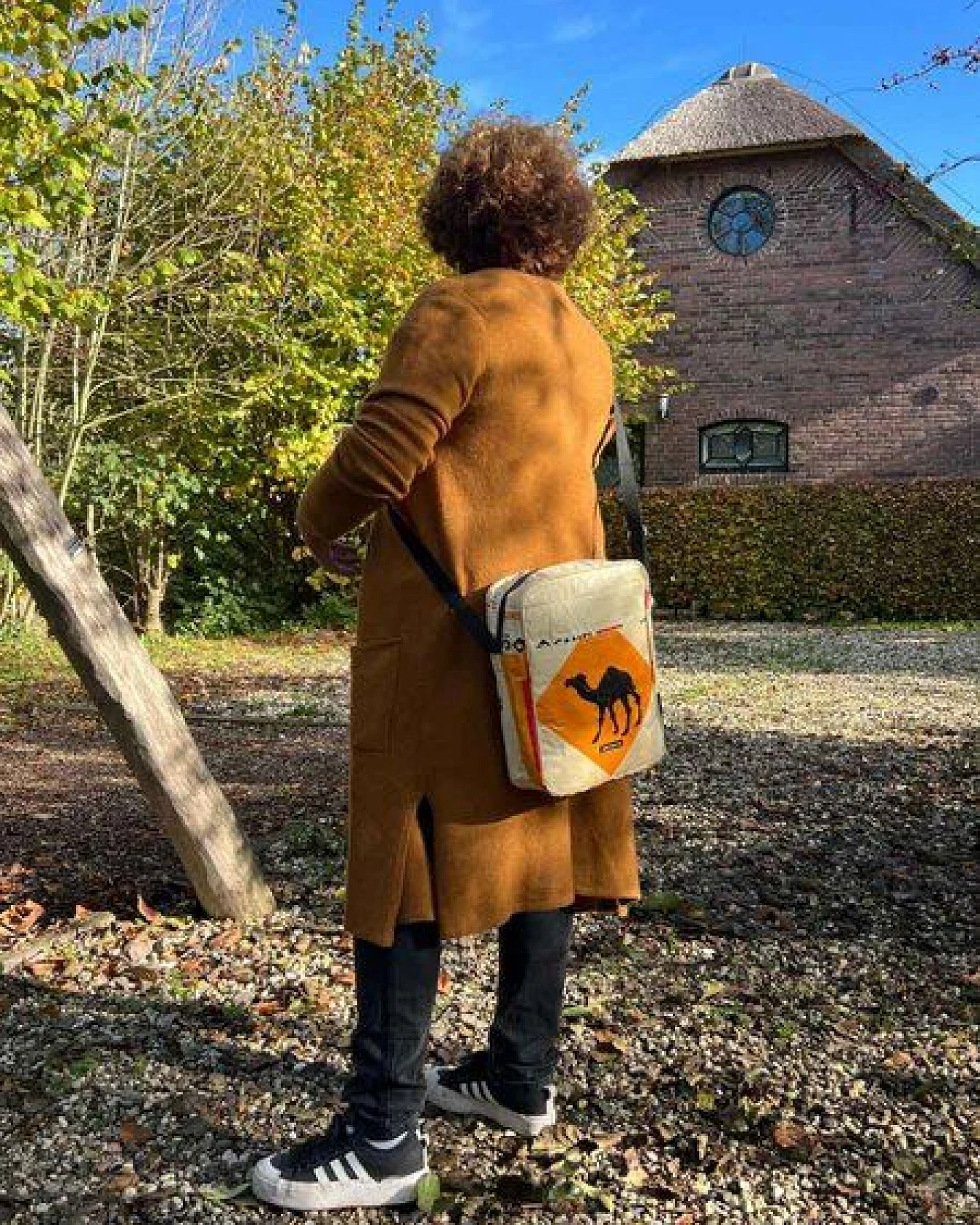 MoreThanHip Unisex Umhängetasche aus recycelten Zement- oder Tierfuttersäcken - Kosal – Ansicht 2