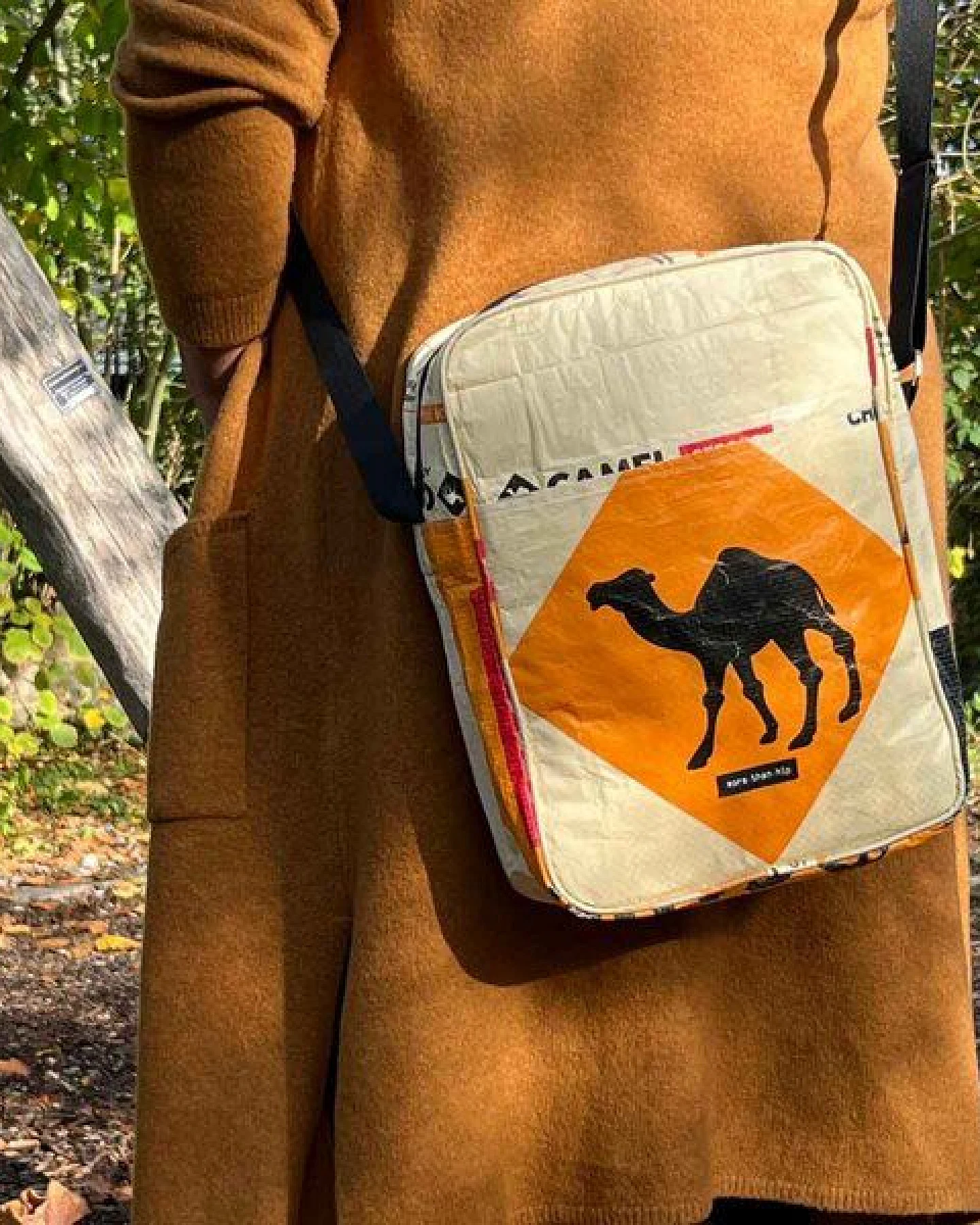 MoreThanHip Unisex Umhängetasche aus recycelten Zement- oder Tierfuttersäcken - Kosal – Ansicht 3