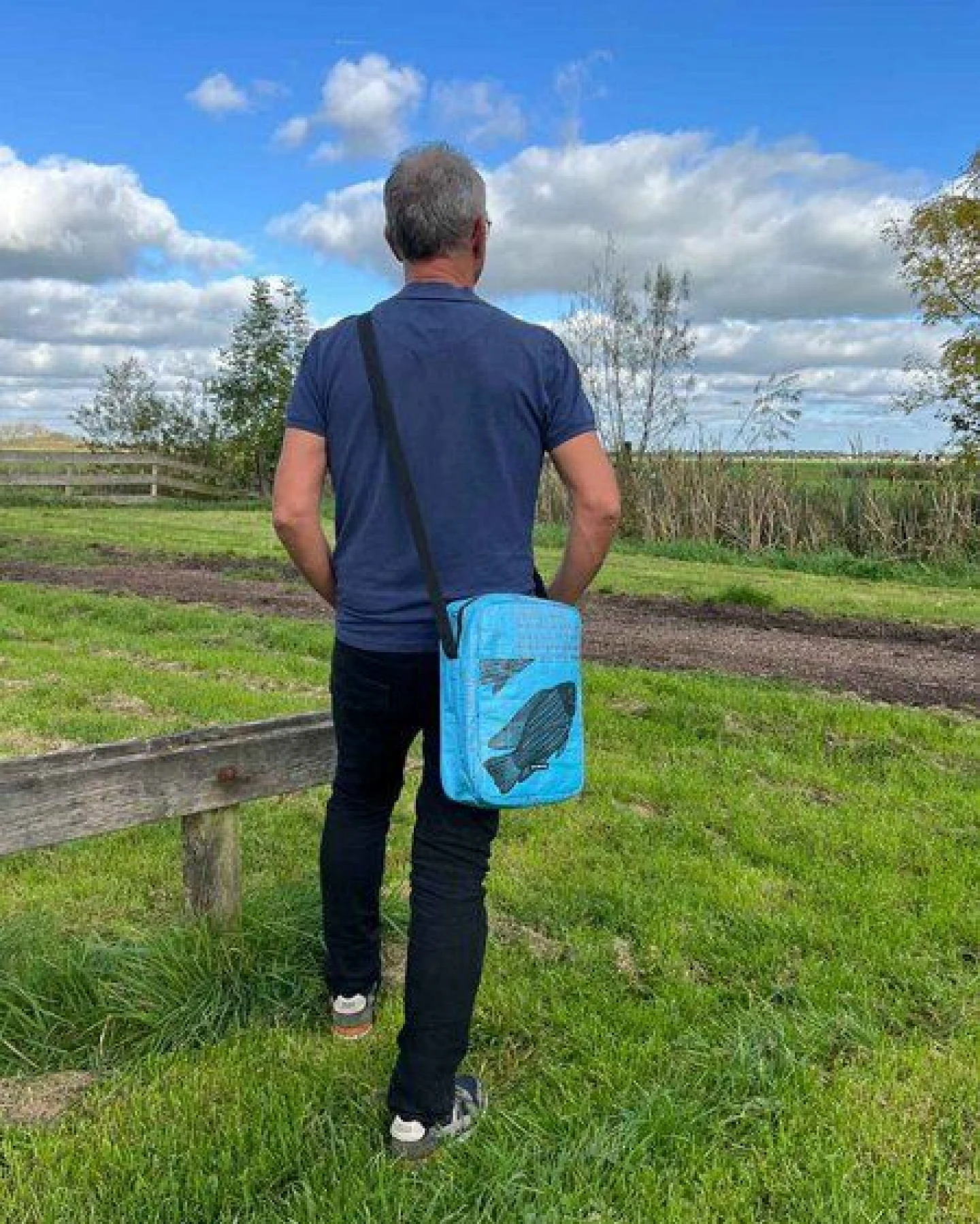 MoreThanHip Unisex Umhängetasche aus recycelten Zement- oder Tierfuttersäcken - Kosal – Ansicht 2