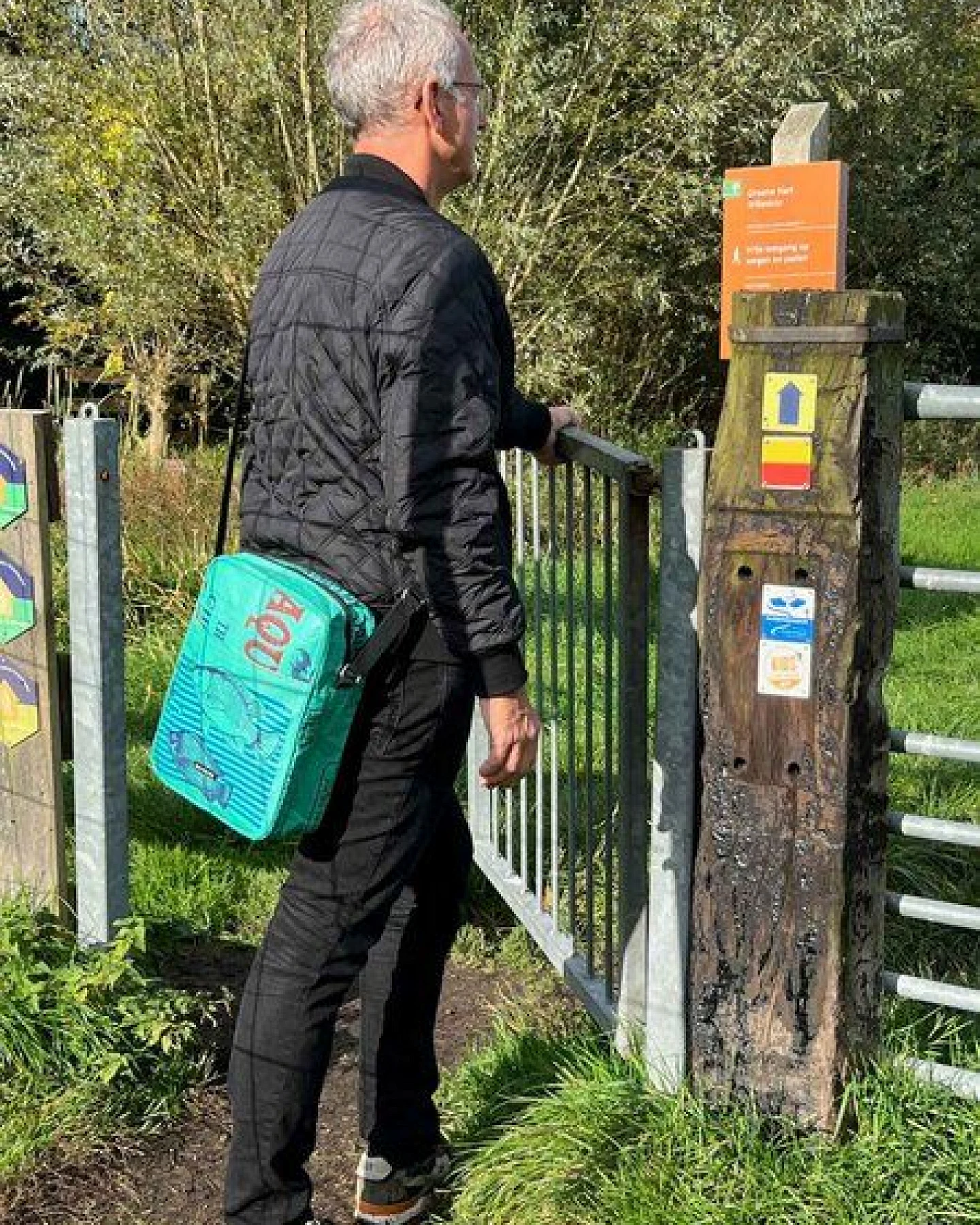 MoreThanHip Unisex Umhängetasche aus recycelten Zement- oder Tierfuttersäcken - Kosal – Ansicht 2