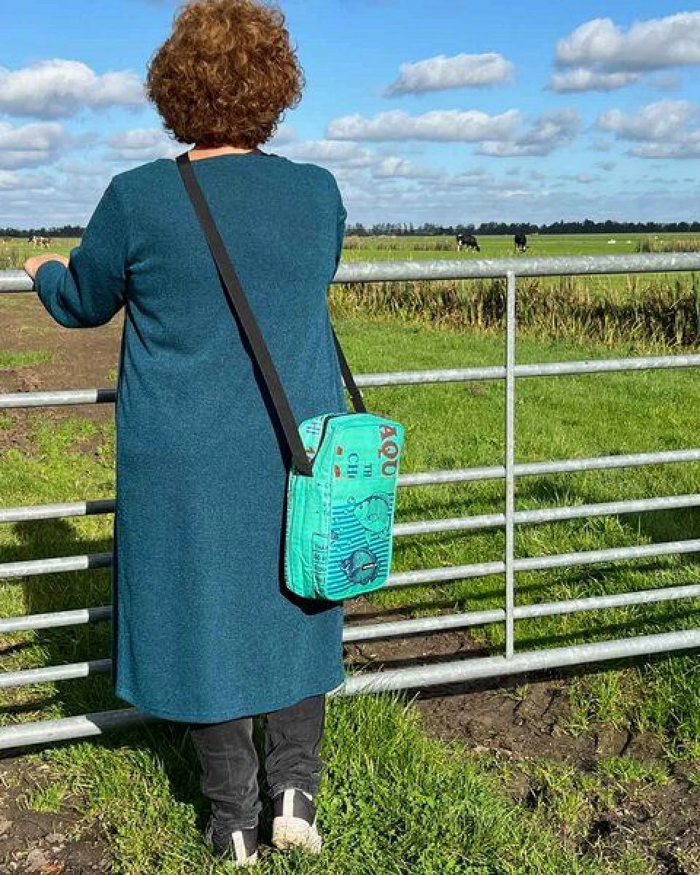 MoreThanHip Unisex Umhängetasche aus recycelten Zement- oder Tierfuttersäcken - Kosal – Ansicht 3