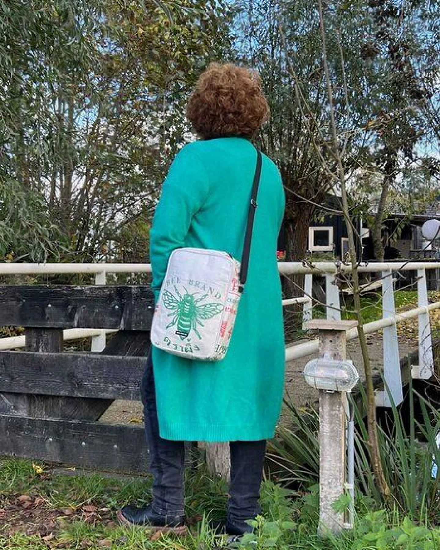 MoreThanHip Unisex Umhängetasche aus recycelten Zement- oder Tierfuttersäcken - Kosal – Ansicht 2