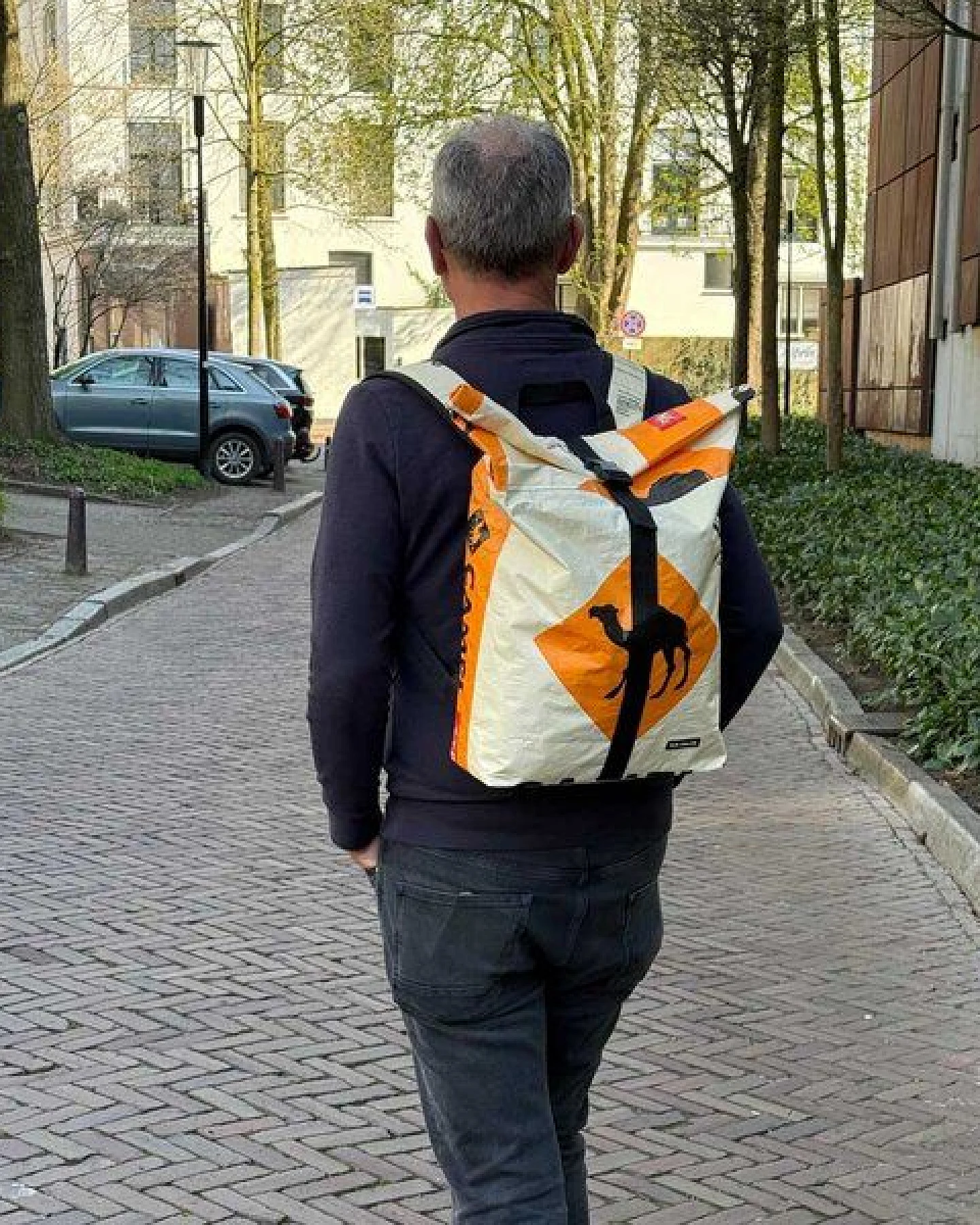 MoreThanHip Rolltop Laptop 15.6 inch Rucksack aus recycelten Zement- oder Fischfuttersäcken - Chamroeun – Ansicht 3