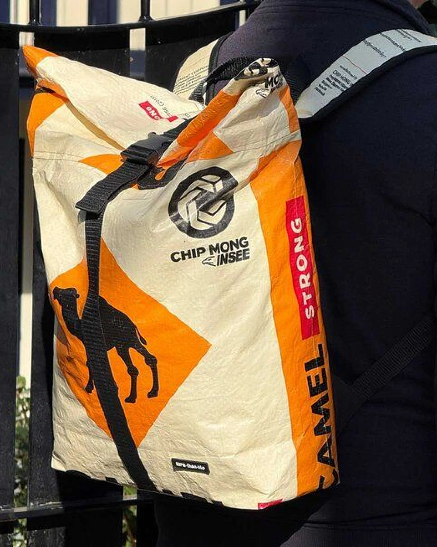 MoreThanHip Rolltop Laptop 15.6 inch Rucksack aus recycelten Zement- oder Fischfuttersäcken - Chamroeun – Ansicht 4