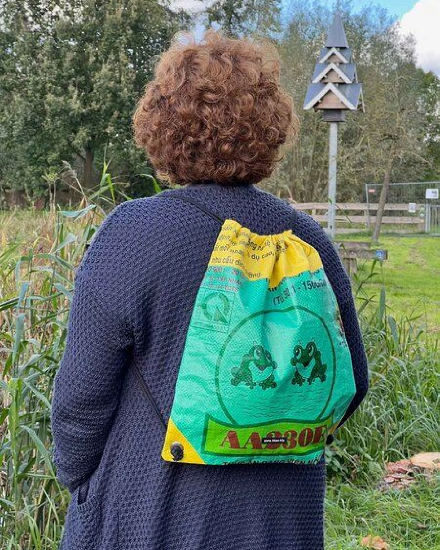 MoreThanHip Rucksack mit Kordelzug aus recycelten Fischfüttersäcken - Chenda – Ansicht 2