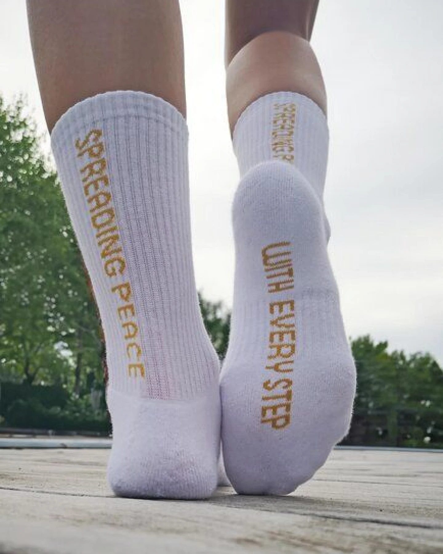 SPARKLES OF LIGHT SPREADING PEACE Unisex Sportsocken aus Biobaumwolle – Ansicht 2