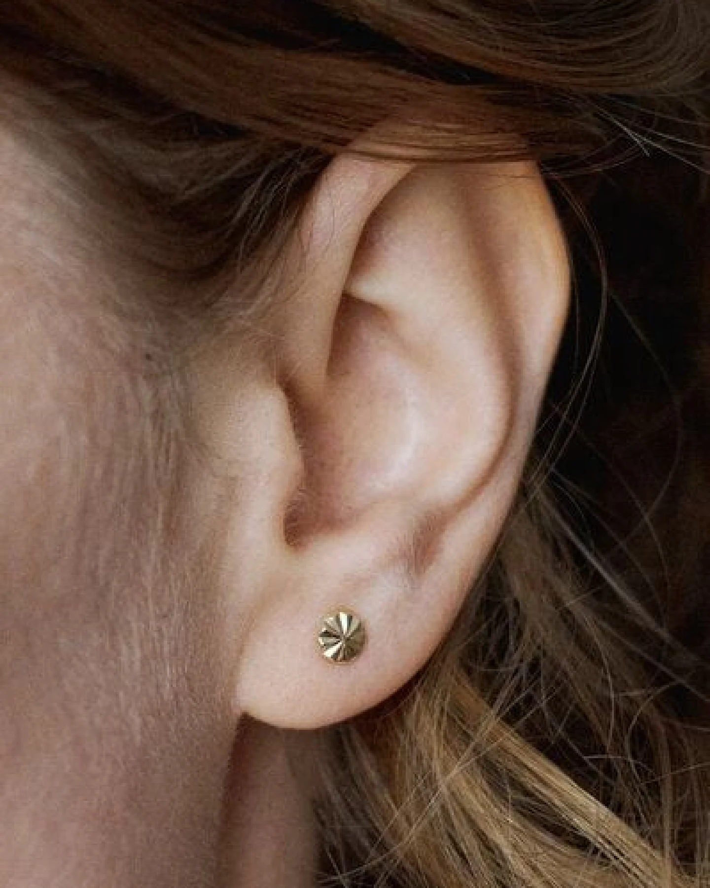 Studio Hertzberg Funkelnder Ohrstecker 'Salamanca' aus 9K recyceltem Echtgold – Ansicht 4