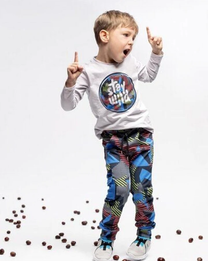 Marraine Kids weiche Sweathose aus Bio Baumwolle mit Camouflage Alloverdruck Explore