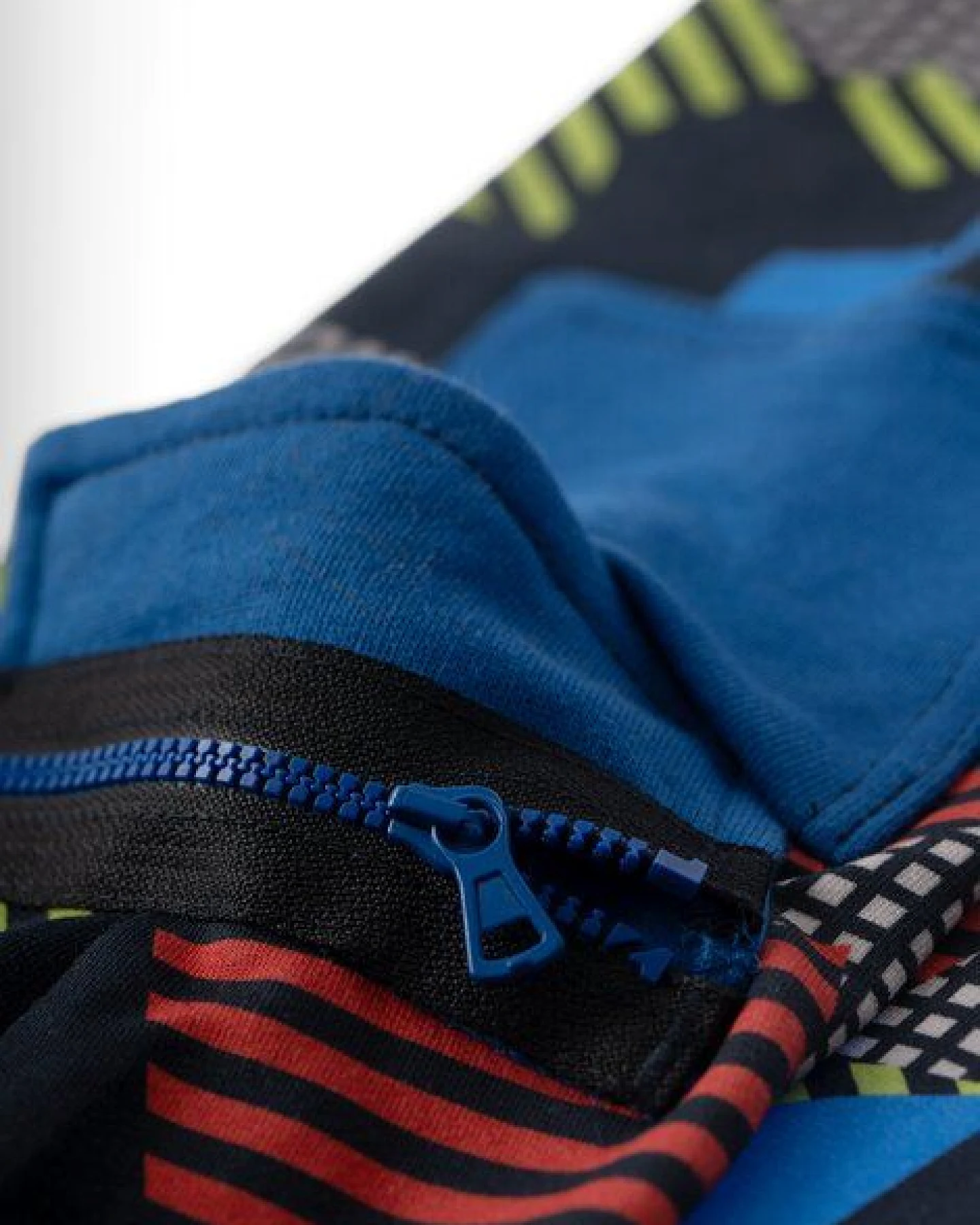Marraine Kids weiche Sweathose aus Bio Baumwolle mit Camouflage Alloverdruck Explore – Ansicht 3