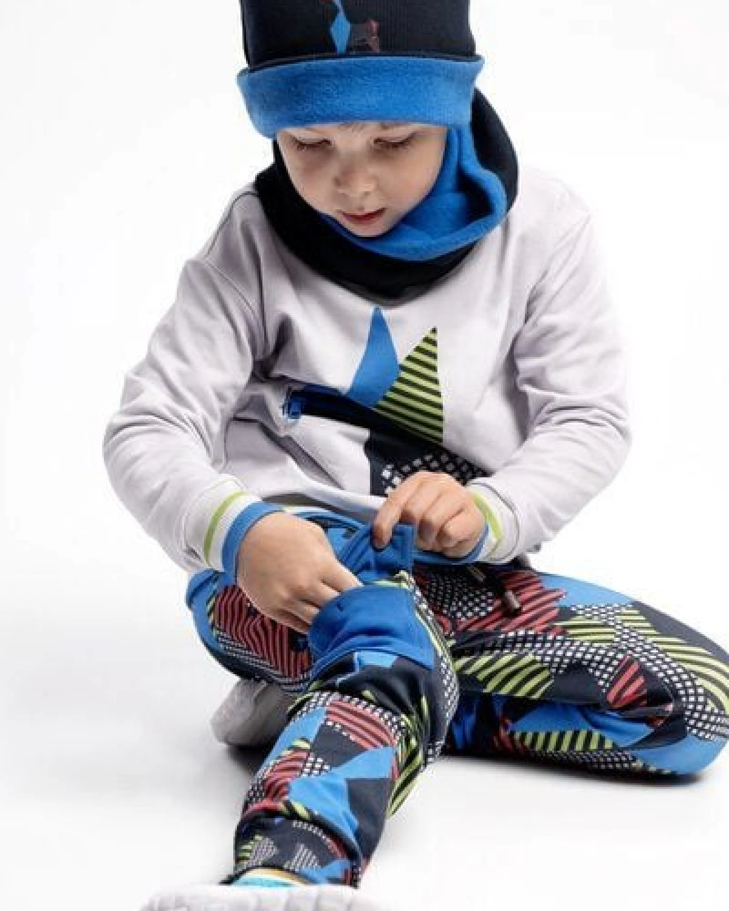 Marraine Kids weiche Sweathose aus Bio Baumwolle mit Camouflage Alloverdruck Explore – Ansicht 4