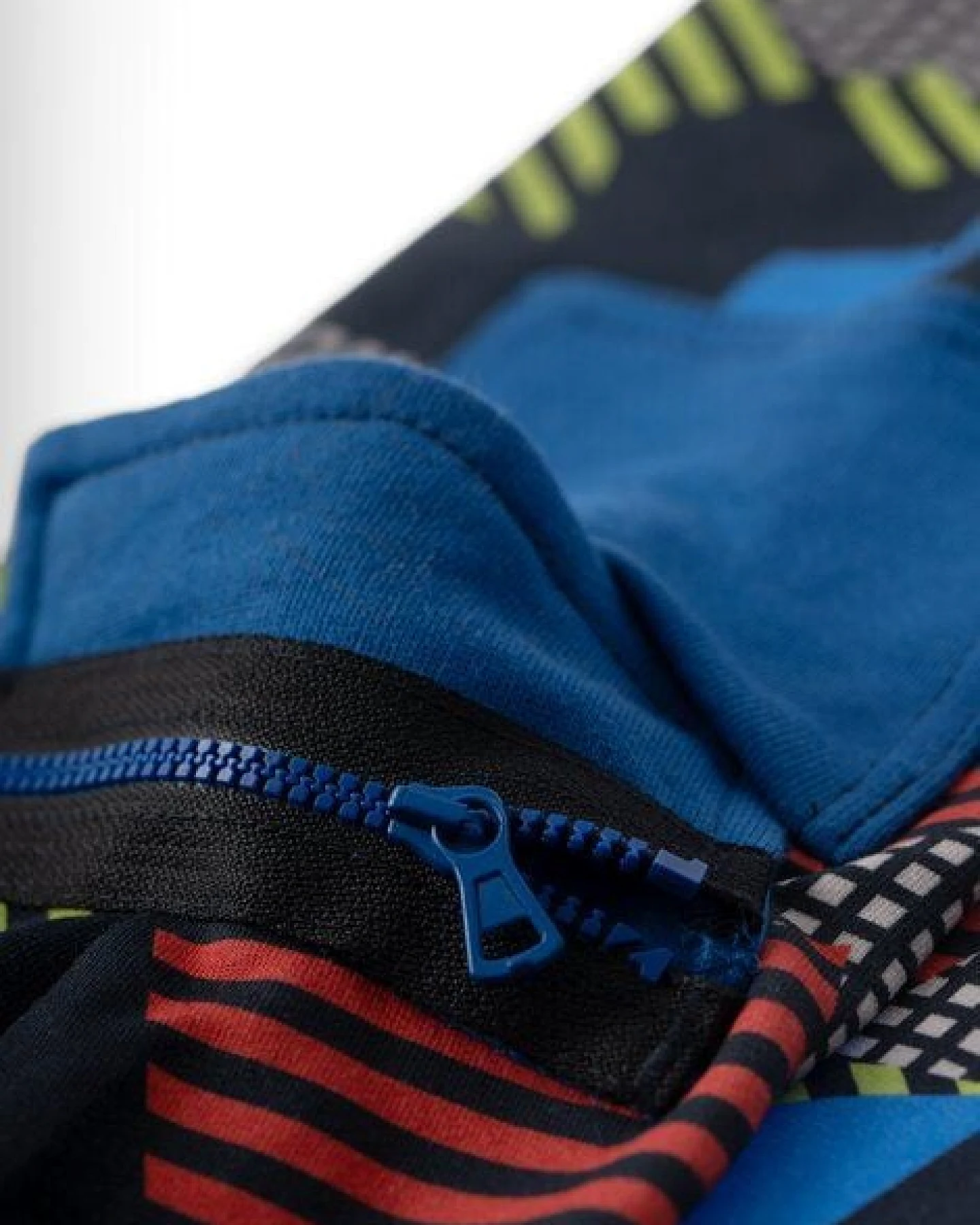 Marraine Kids weiche Sweathose aus Bio Baumwolle mit Camouflage Alloverdruck Explore – Ansicht 3
