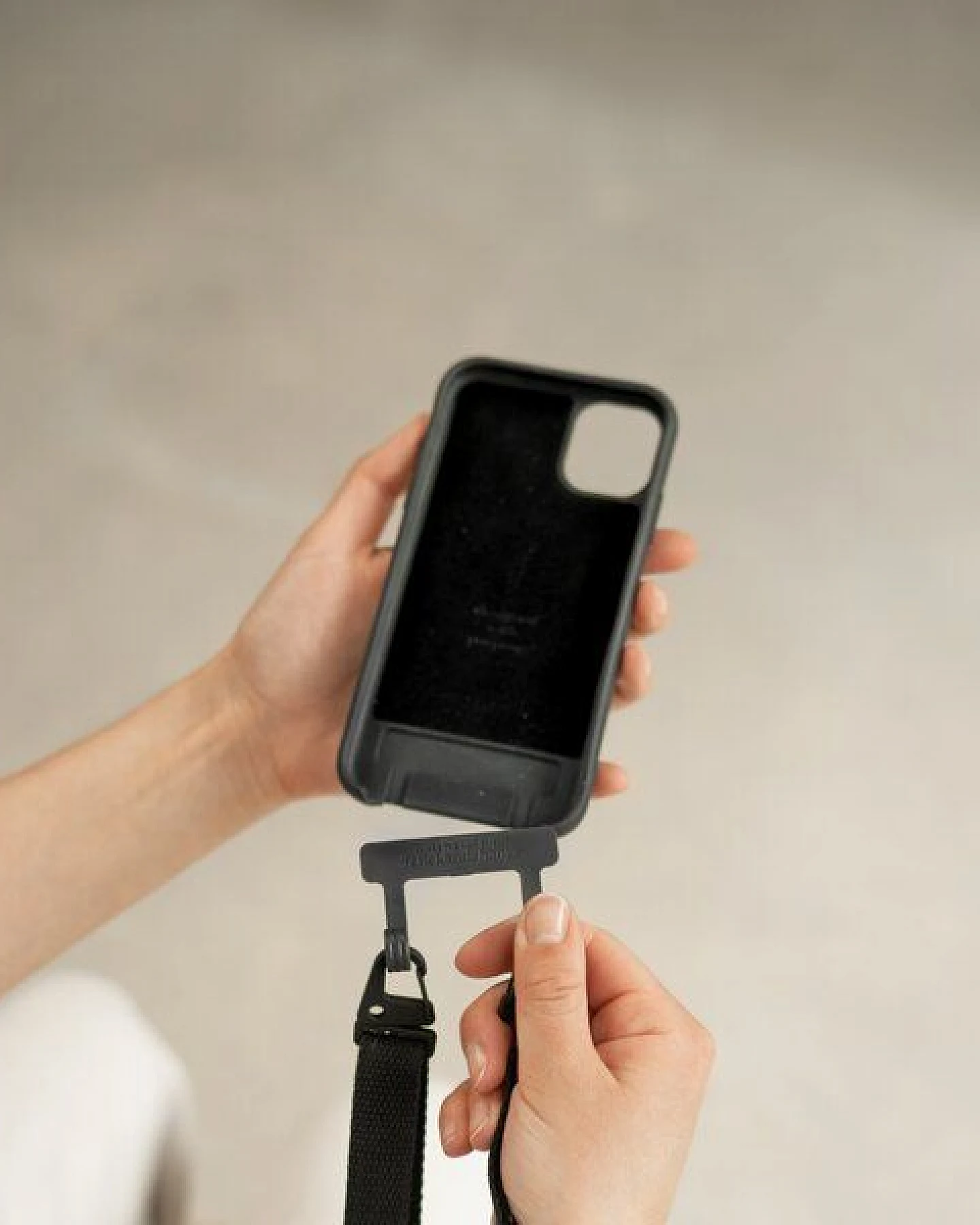 change the label Change Case - 2in1 Nachhaltige Handyhülle, iPhone Hülle mit abnehmbaren Gurt – Ansicht 4