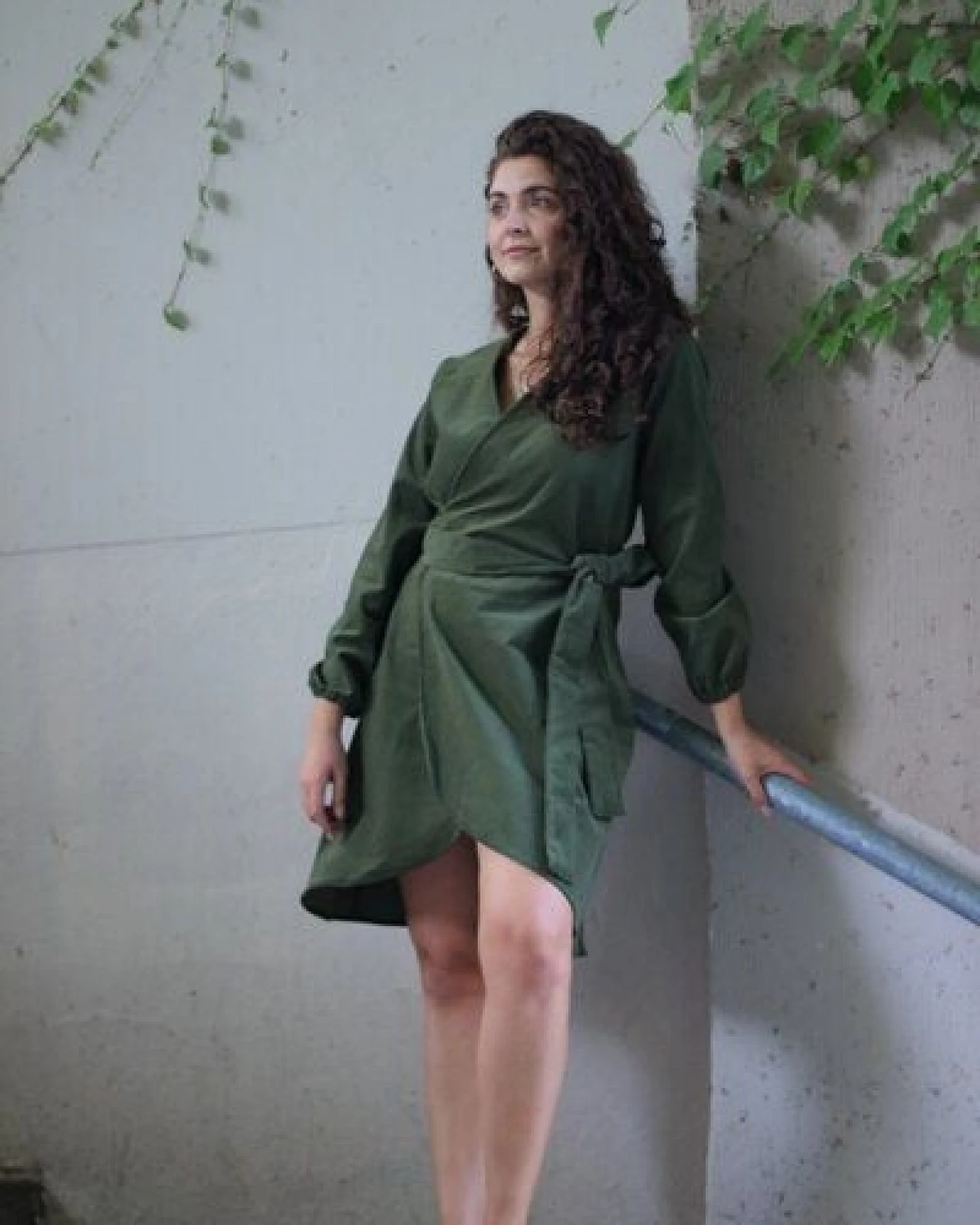 ManduTrap Herbstkleid aus Bio-Baumwolle – Nachhaltiges Wickelkleid aus Cord – Winterkleidkleid – Ansicht 3