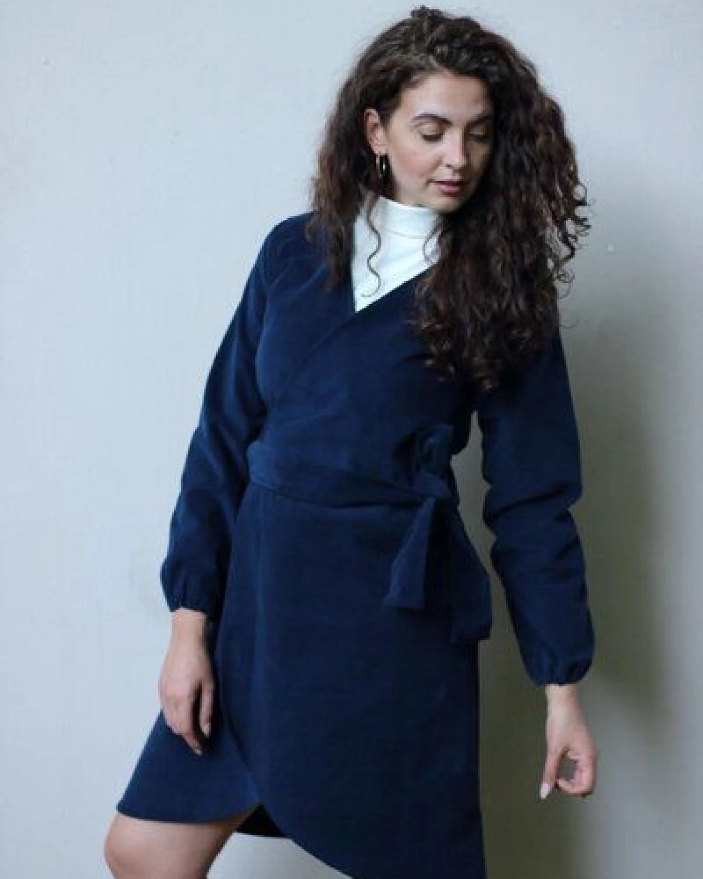 ManduTrap Herbstkleid aus Bio-Baumwolle – Nachhaltiges Wickelkleid aus Cord – Winterkleidkleid – Ansicht 3