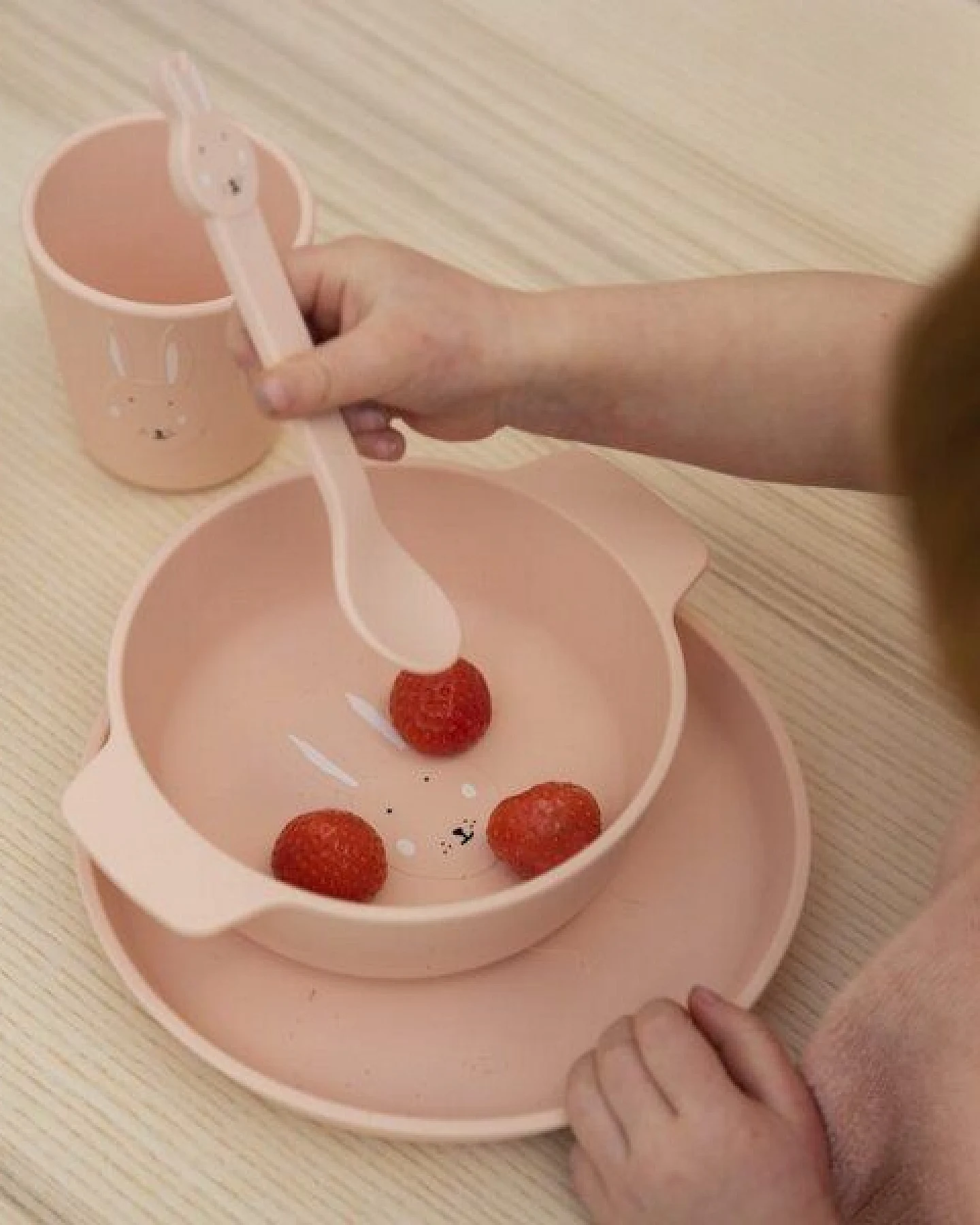 TRIXIE – Kindergeschirr aus Silikon – Kinderteller – Ansicht 2