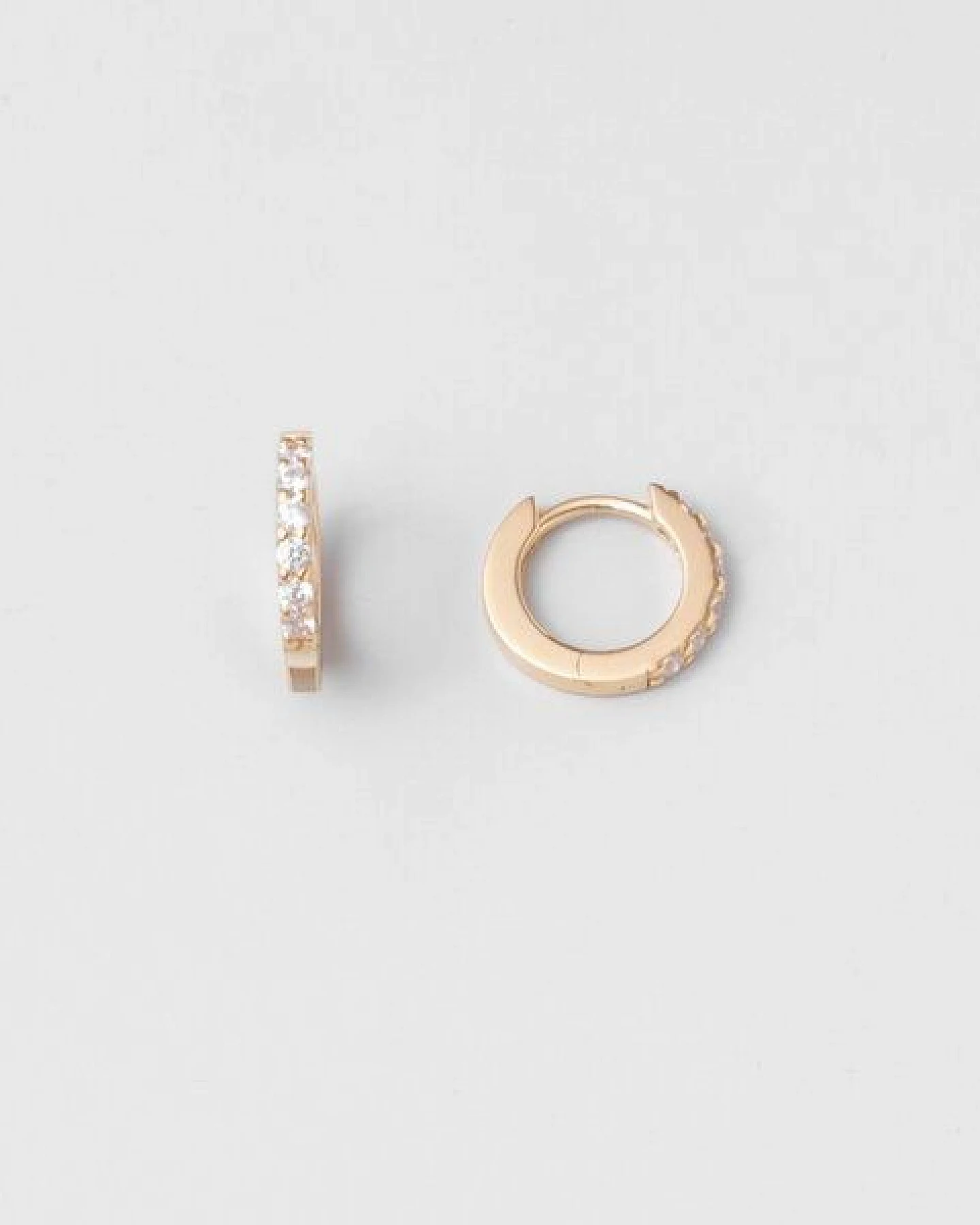 fejn jewelry Ohrringe 'sparkle huggie' - Creolen mit Zirkonia – Ansicht 3