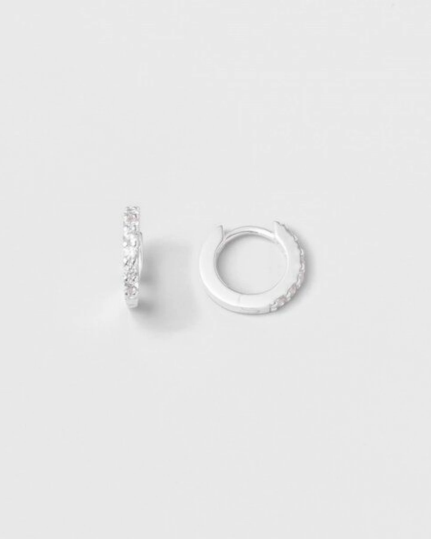 fejn jewelry Ohrringe 'sparkle huggie' - Creolen mit Zirkonia – Ansicht 3