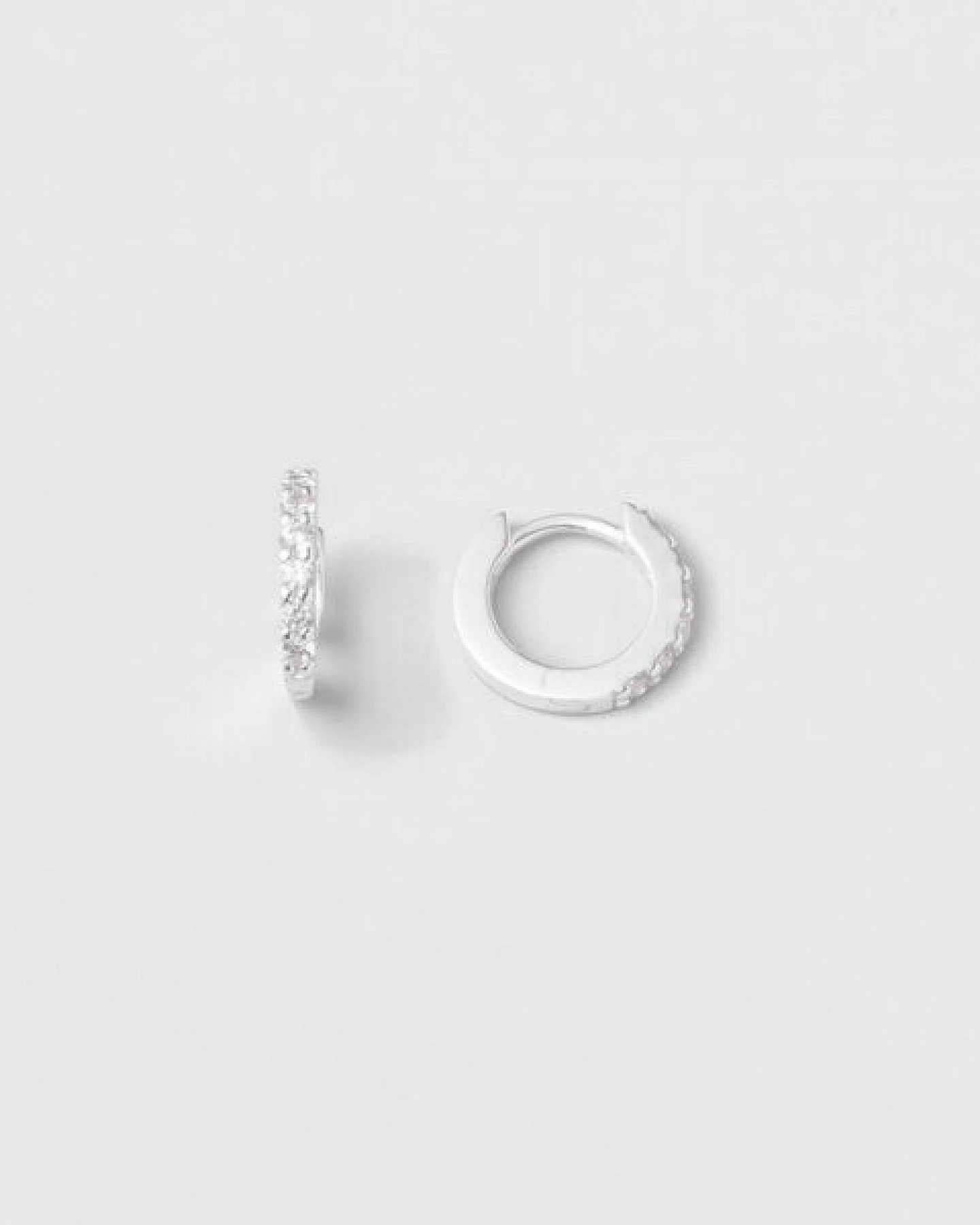 fejn jewelry Ohrringe 'sparkle huggie' - Creolen mit Zirkonia – Ansicht 3