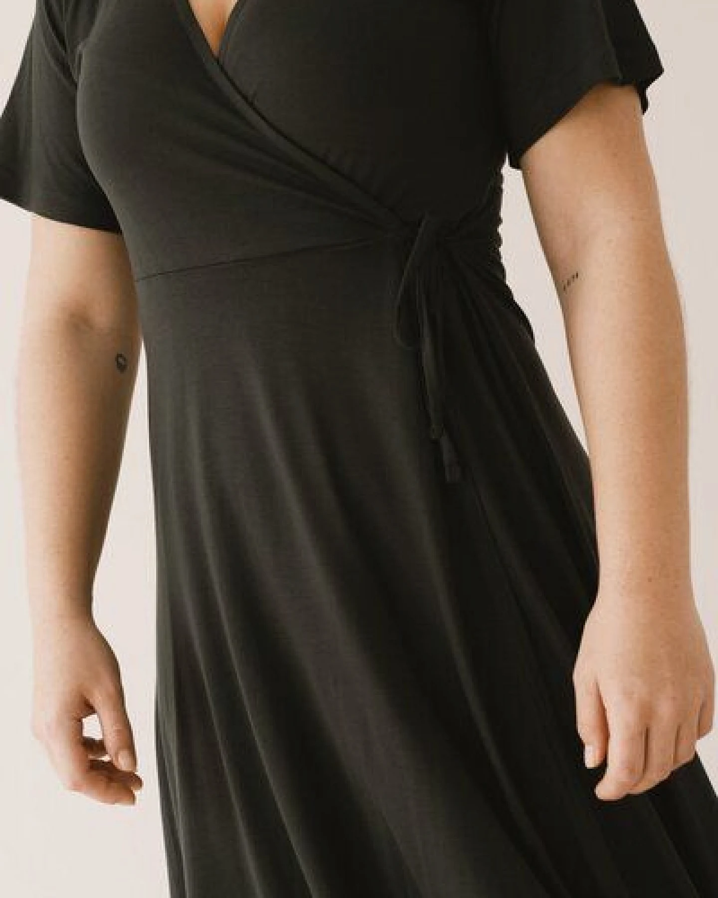 TIRALAHILACHA Helen Tencel wrap dress in black – Ansicht 3