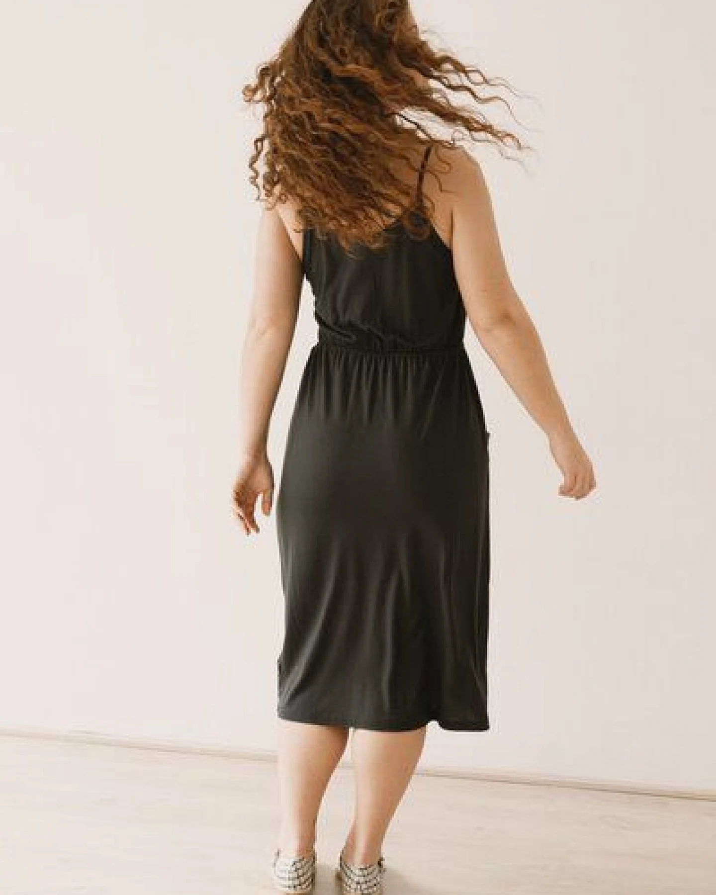 TIRALAHILACHA Hiara Tencel midi dress in black – Ansicht 2