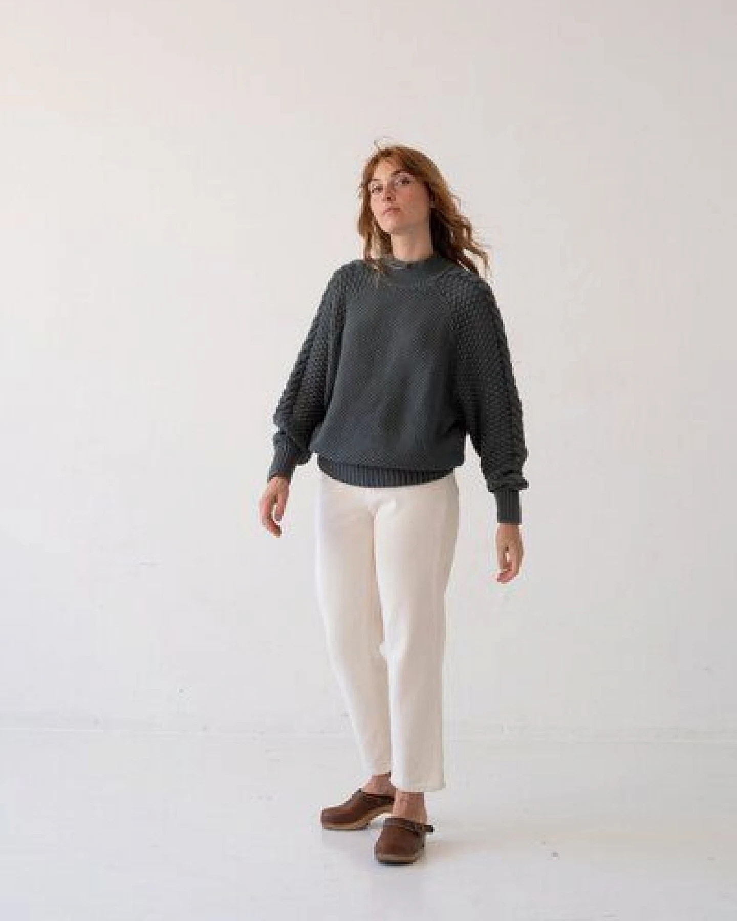 TIRALAHILACHA Turner Sweater Organic Cotton in Hydrangea Blue – Ansicht 3