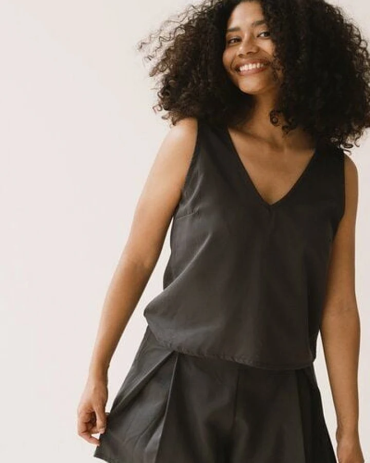 TIRALAHILACHA Holly Tencel strap top in black