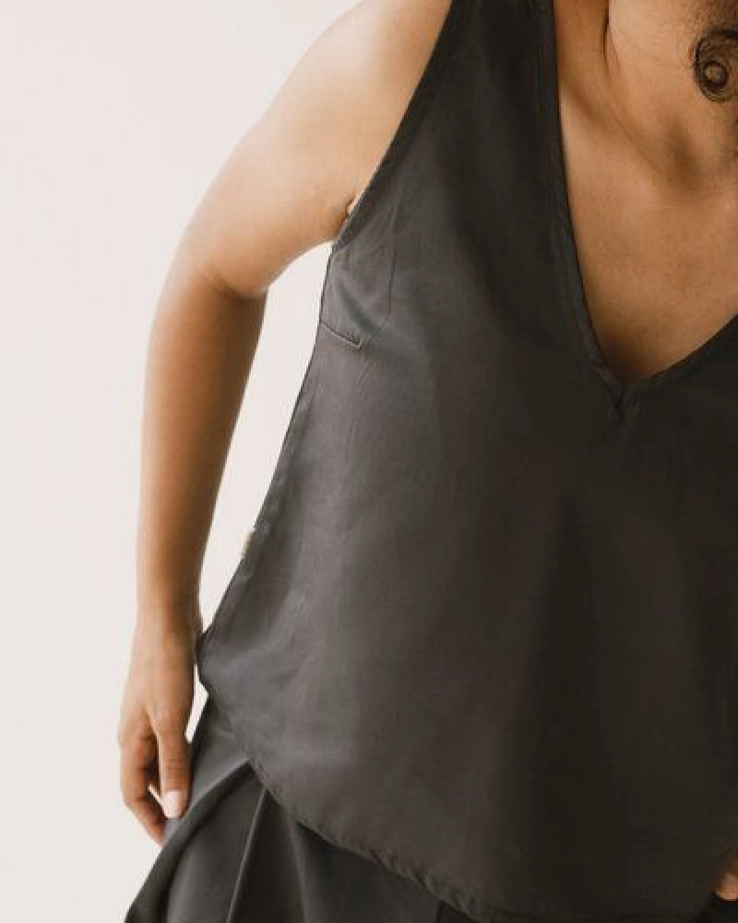 TIRALAHILACHA Holly Tencel strap top in black – Ansicht 3