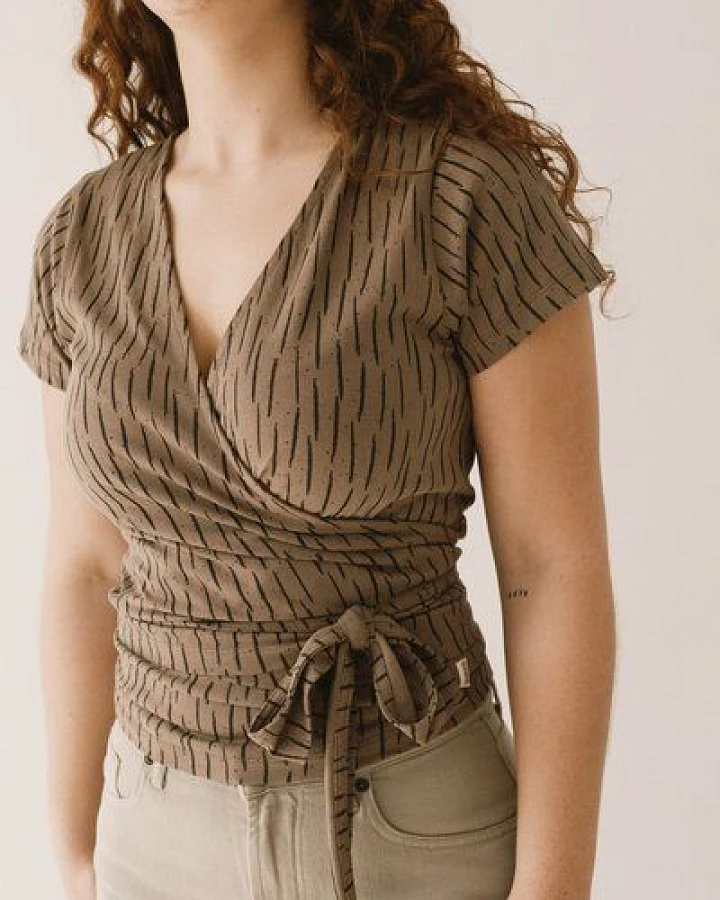 TIRALAHILACHA Hagne wrap T-Shirt in bark brown