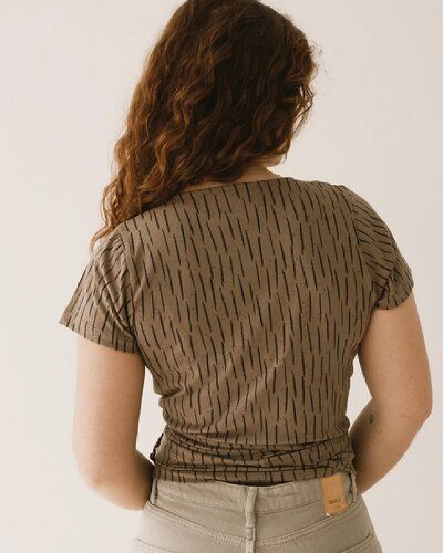 TIRALAHILACHA Hagne wrap T-Shirt in bark brown – Ansicht 2