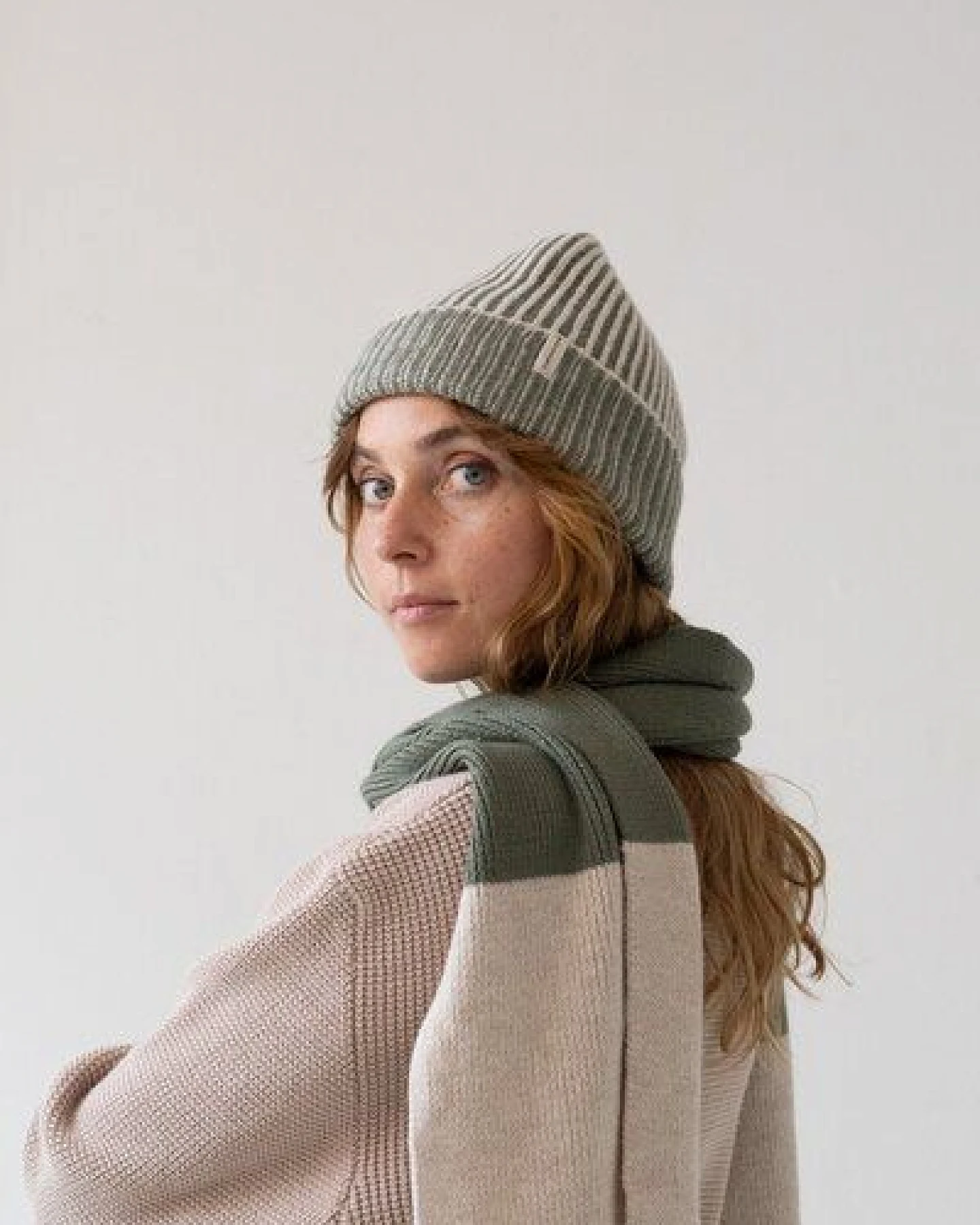 TIRALAHILACHA Tao chunky wool beanie in two-tone Women – Ansicht 2