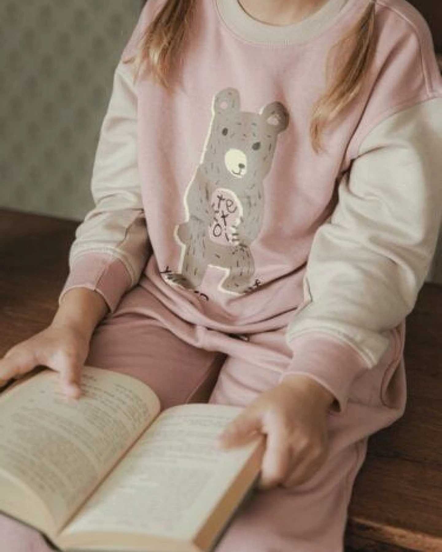 tetoi-vienna TENCEL kuscheliges Kinder Sweatshirt Hose Set "Alpenflausch Bär" – Ansicht 3