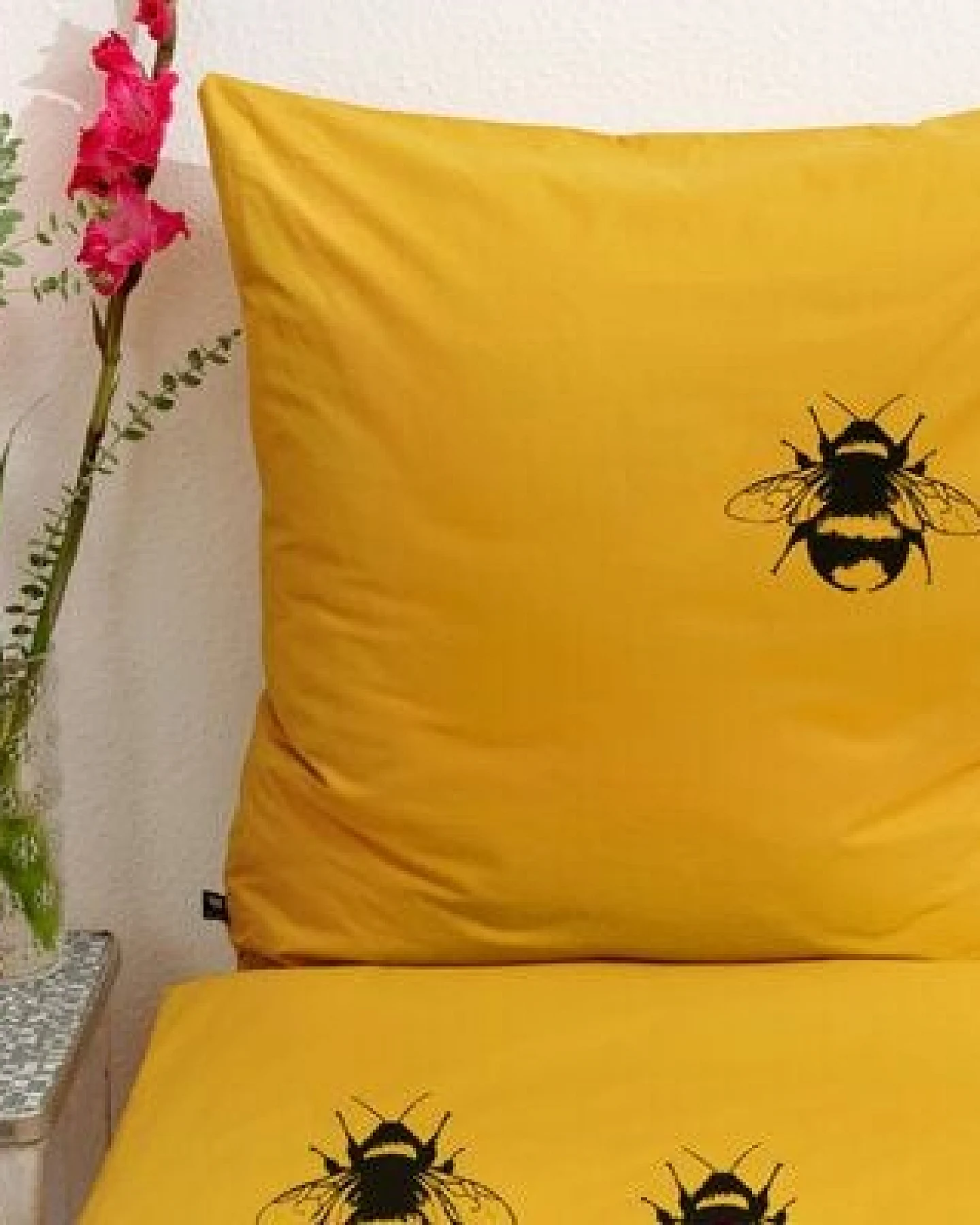 Hirschkind Handbedruckte Bio-Bettwäsche 'Erdhummel' curry – Ansicht 3